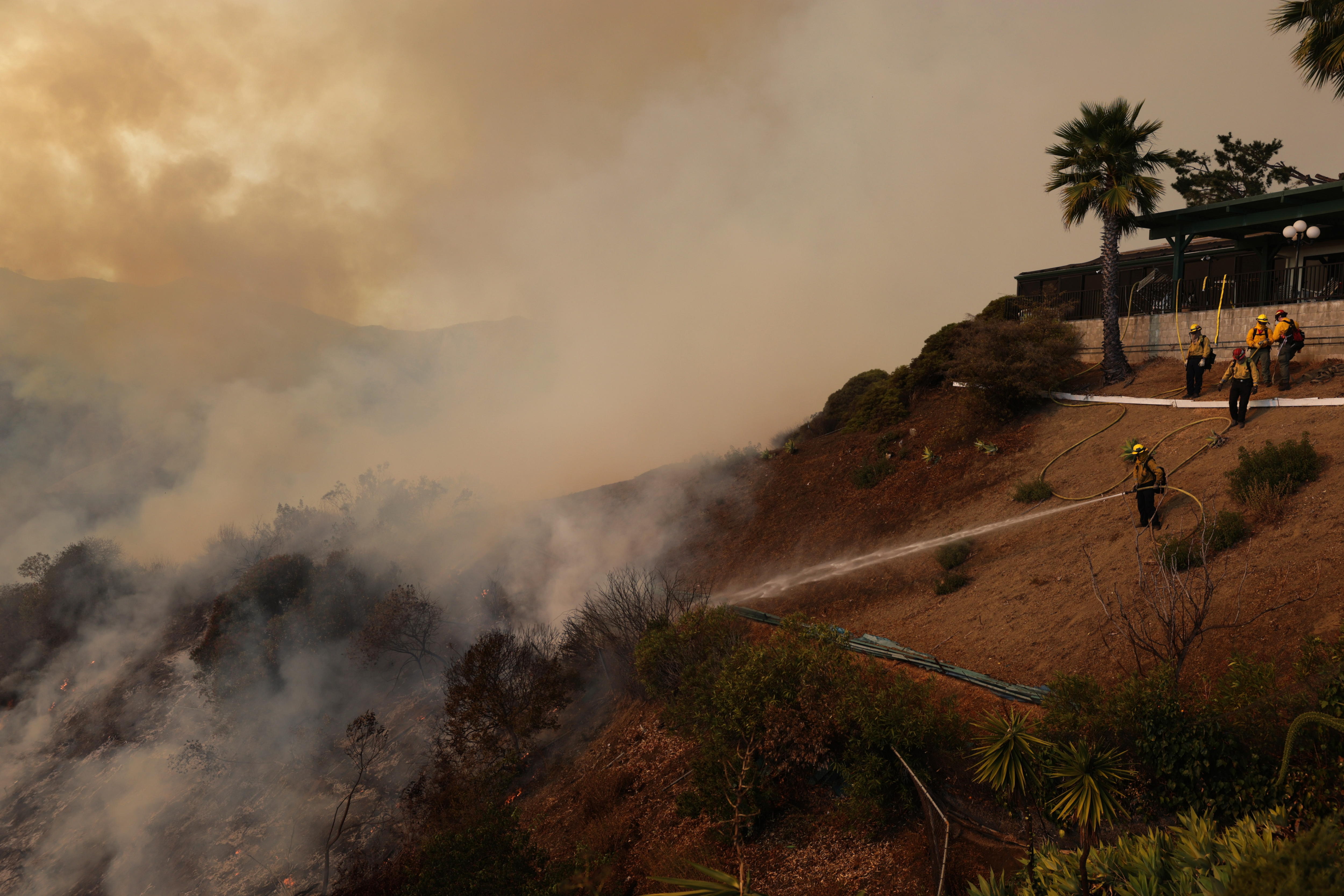 Incendios en Los Ángeles disparan contratación de bomberos privados: ¿por qué es polémico?