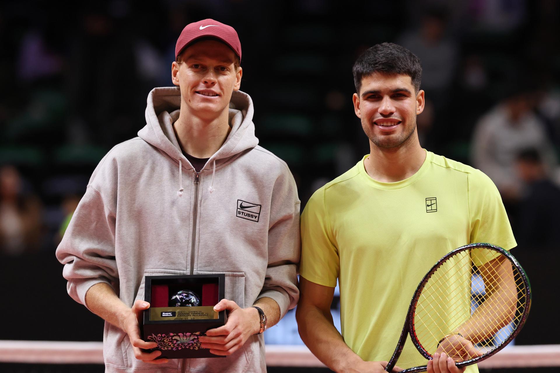 Alcaraz calienta el Abierto de Australia: le ganó a Sinner el primer torneo previo