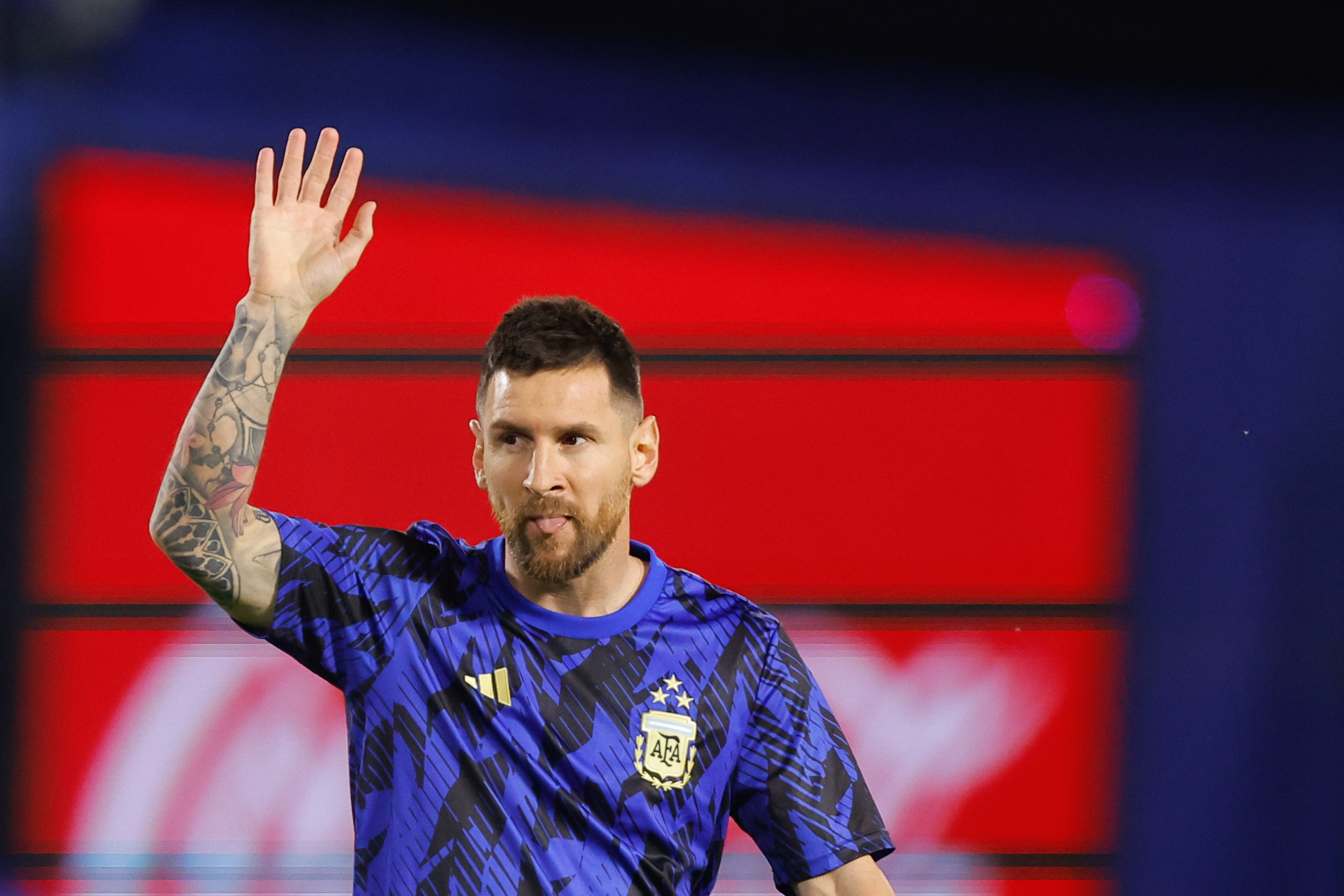 AMDEP3086. BUENOS AIRES (ARGENTINA), 16/11/2023.- Lionel Messi de Argentina saluda hoy, en un partido de las Eliminatorias Sudamericanas para la Copa Mundial de Fútbol 2026 entre Argentina y Uruguay en el estadio La Bombo en Buenos Aires (Argentina). EFE/ Juan Ignacio Roncoroni
