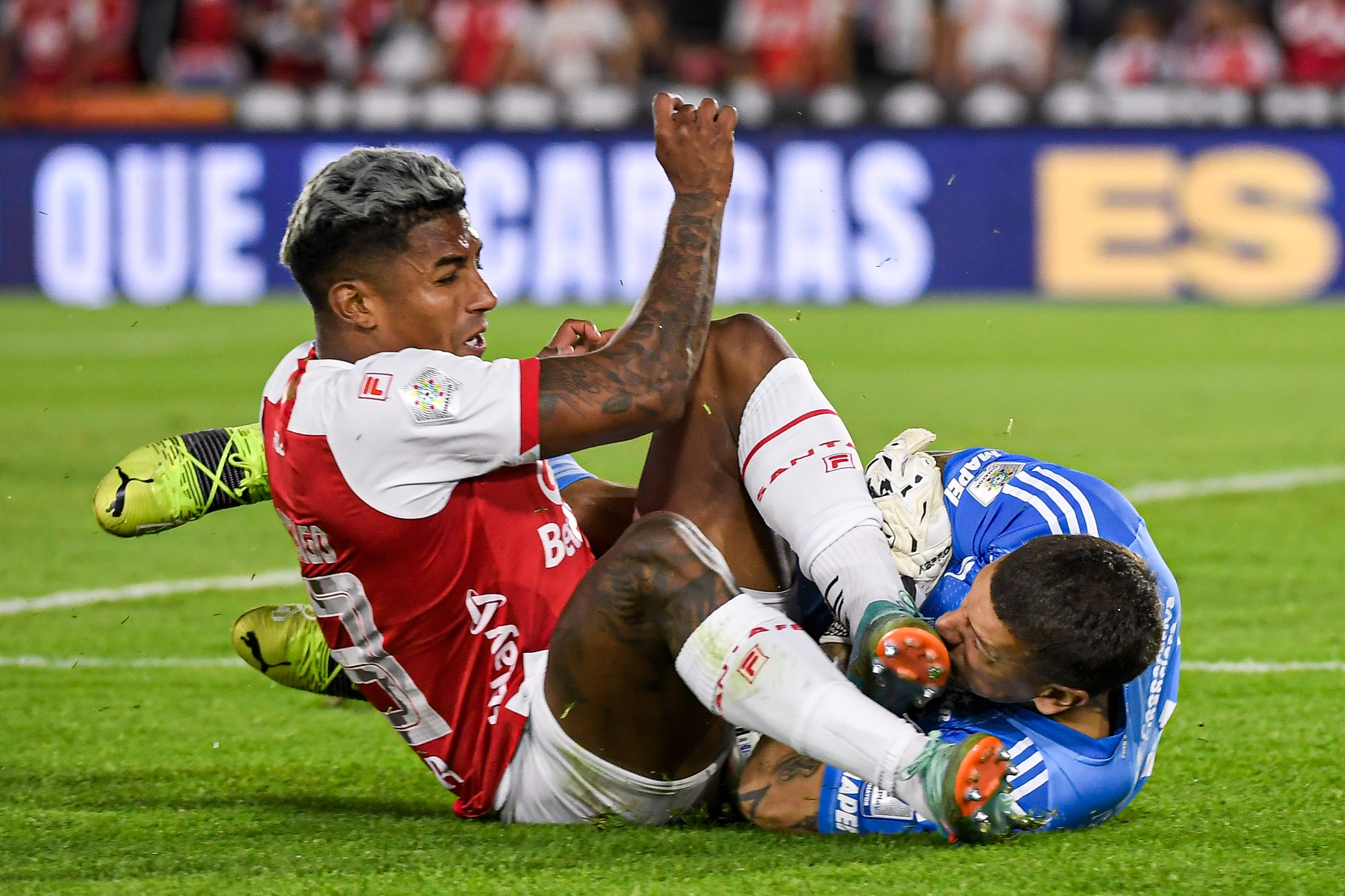 Santa Fe descontó con un penal de Hugo Rodallega tras falta sobre Christian Mafla, también sancionado por el VAR.

Harold Santiago Mosquera (izq.) y Washington Aguerre (der.).