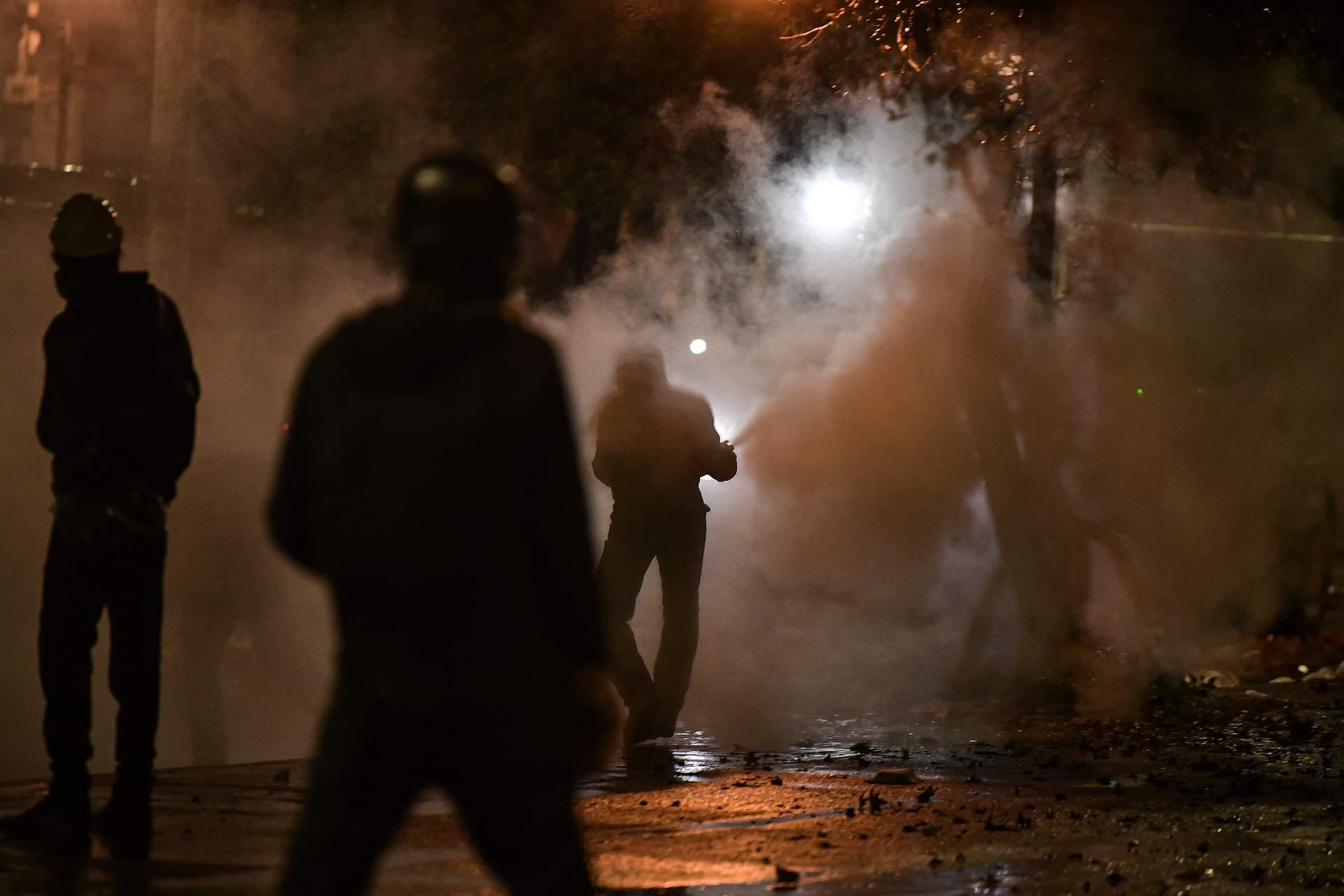 Un hombre con un gas en la mano