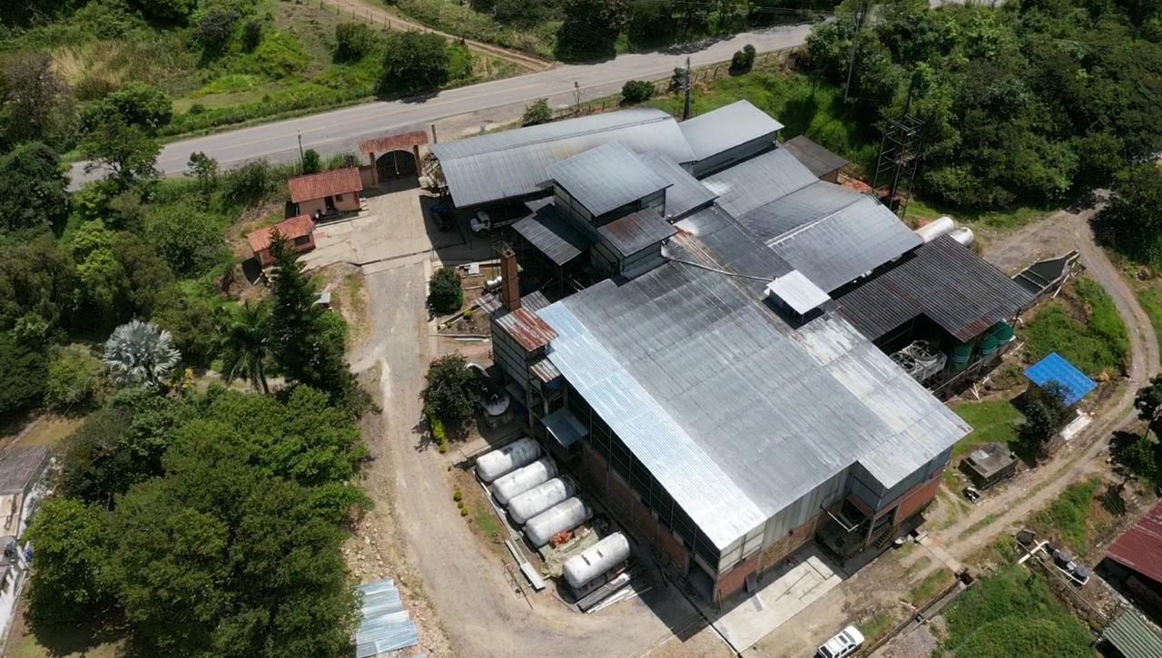 Los dueños del Trapiche Makariza presentaron oposición a la patente ante la Superintendencia de Industria y Comercio. Son una de las pocas empresas que ya usan sistemas cerrados de evaporación.