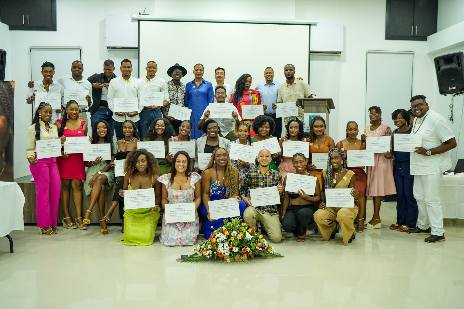 Jóvenes de seis ciudades del Pacífico podrán acceder a becas de formación y mentoría a través del programa DALE Lidera Pacífico, impulsado por Manos Visibles.