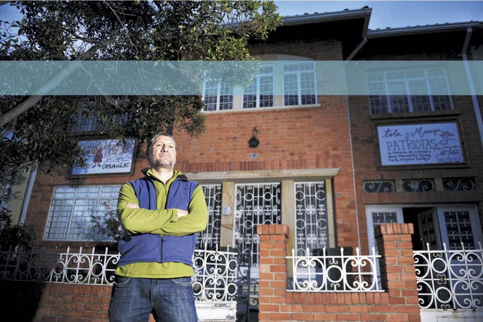 Carlos Mario Gallego, Tola, frente a su nueva casa. A la derecha en uno de los cuartos, junto al teatrino. / Andrés Torres - El Espectador