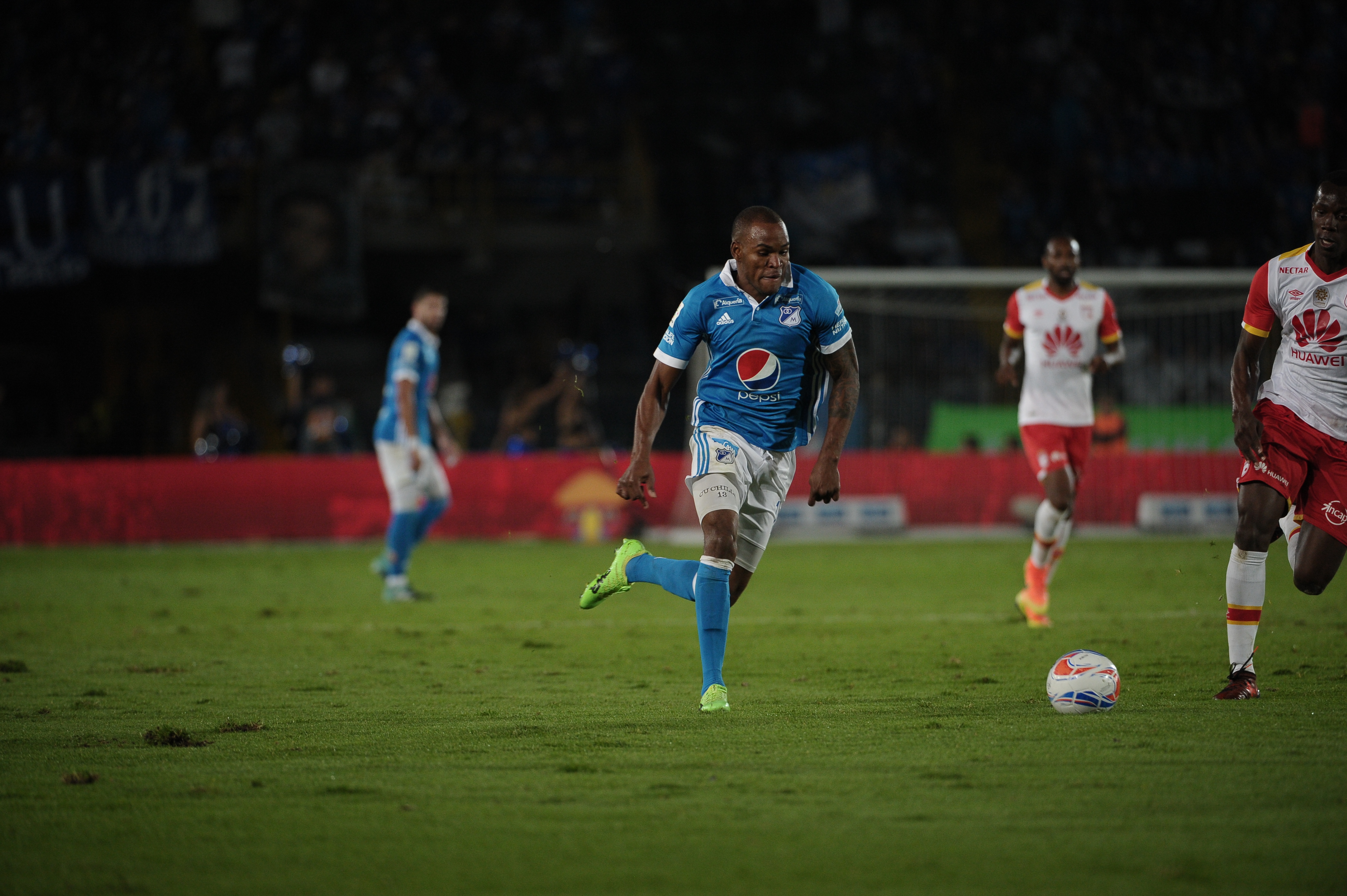 Futbolista colombiano que juega como lateral derecho de Millonarios, durante el partido de ida ante Independiente Santa Fe por la final de la Liga Águila II 2017.