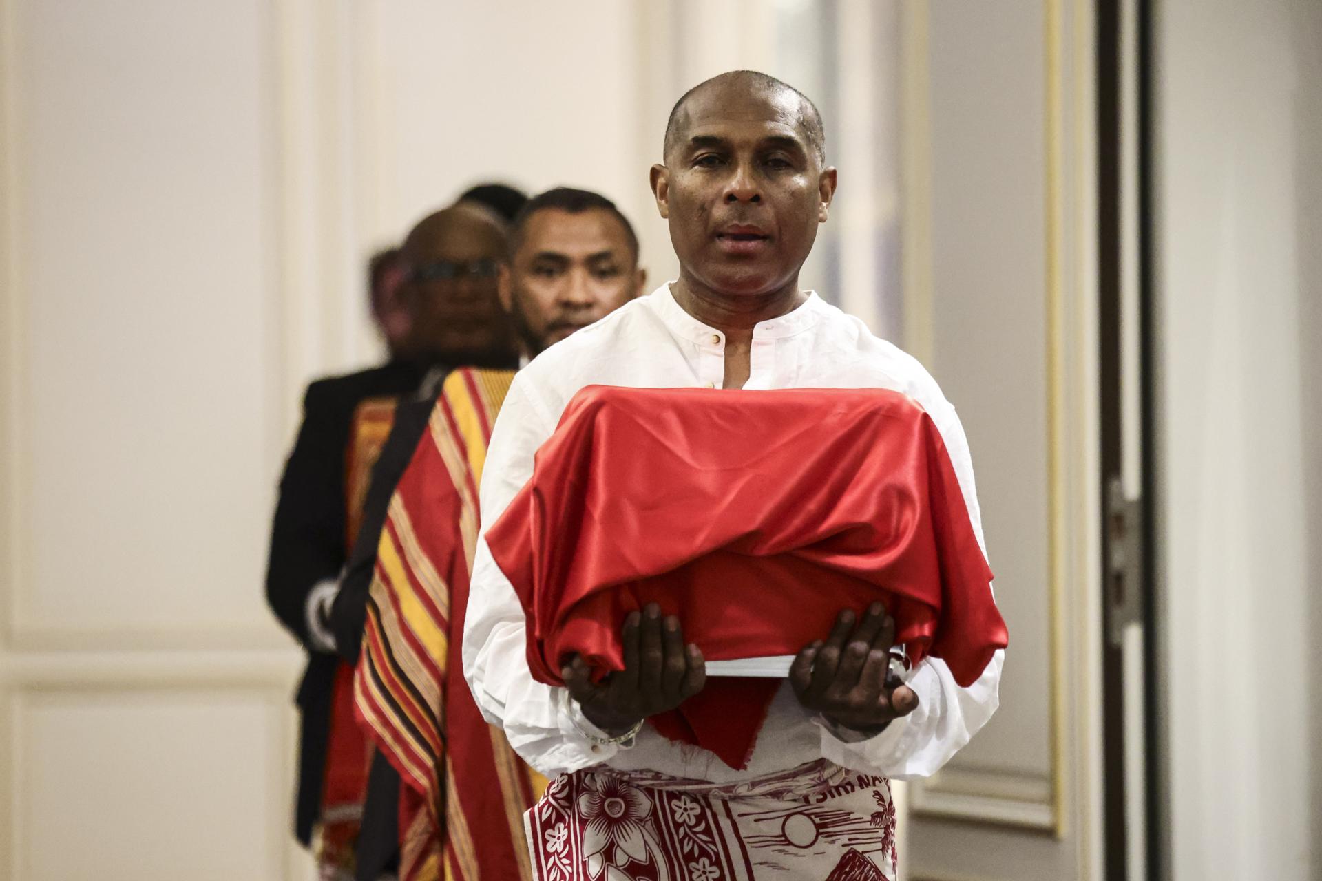Paris (France), 26/08/2025.- A man carries a box containing human remains before the ceremony to return three skulls originating from Madagascar, belonging to French public collections, at the Ministry of Culture in Paris, France, 26 August 2025. (Francia) EFE/EPA/TERESA SUAREZ
