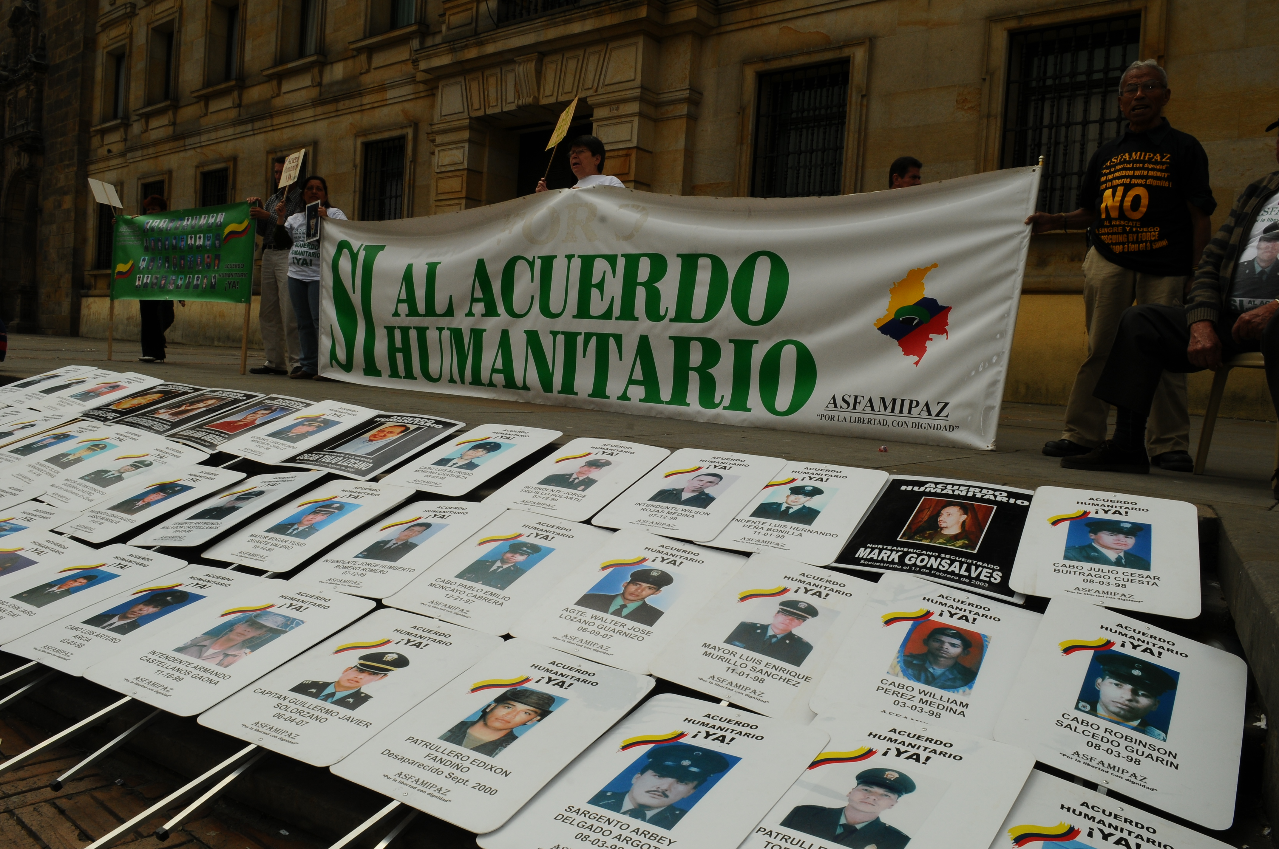 Inspiradas en las Madres de Plaza de Mayo de Argentina, las mujeres de Asfamipaz hicieron plantones todos los martes en la Plaza de Bolívar para llamar la atención sobre la situación de los uniformados secuestrados.