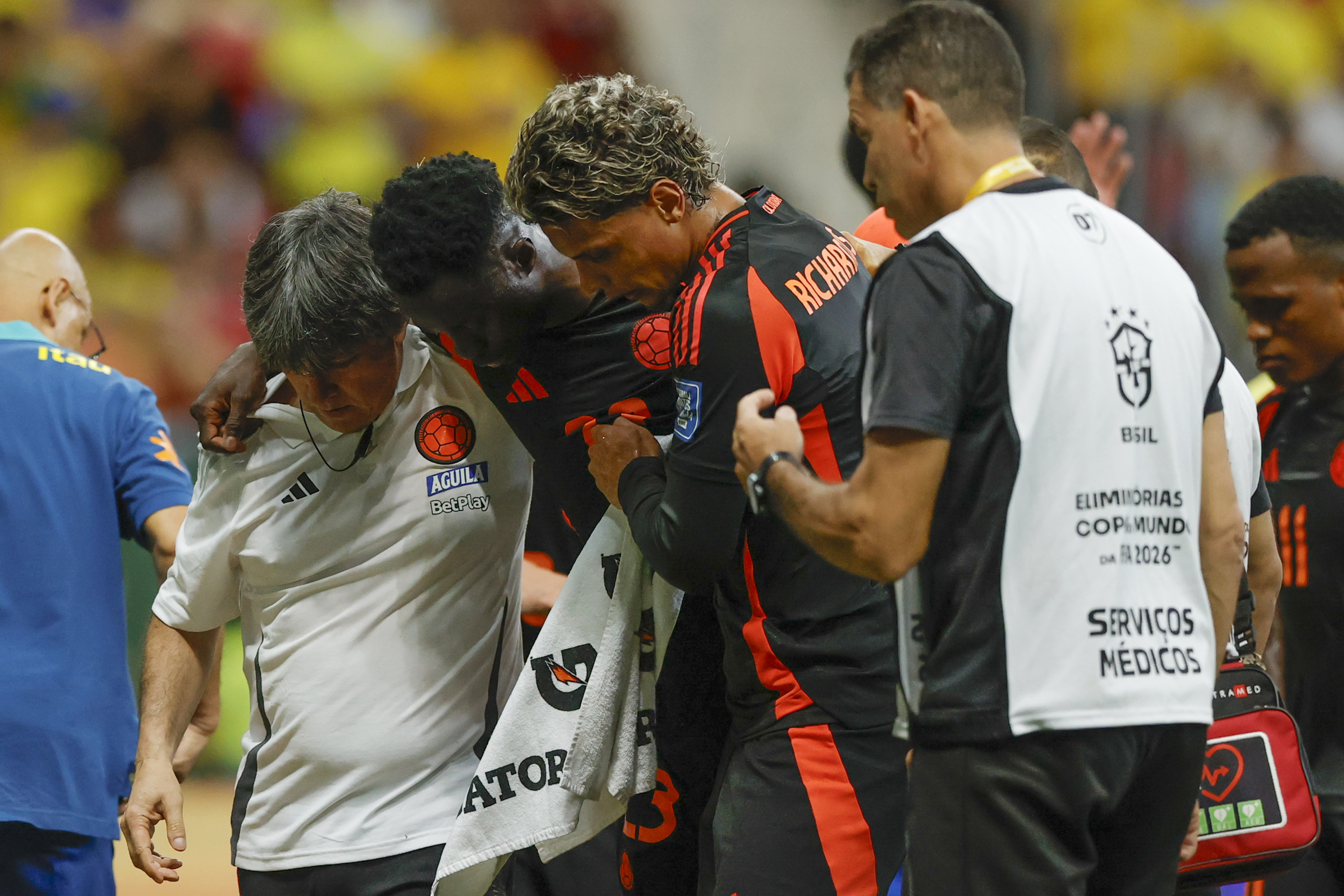 AME1064. BRASILIA (BRASIL), 20/03/2025.- Davinson Sánchez (2i) de Colombia se retira del campo tras un golpe de cabezas este jueves, en un partido de las eliminatorias sudamericanas al Mundial de 2026 entre las selecciones de Brasil y Colombia, en el estadio Arena BRB Mané Garrincha, en Brasilia (Brasil). EFE/ Andre Coelho