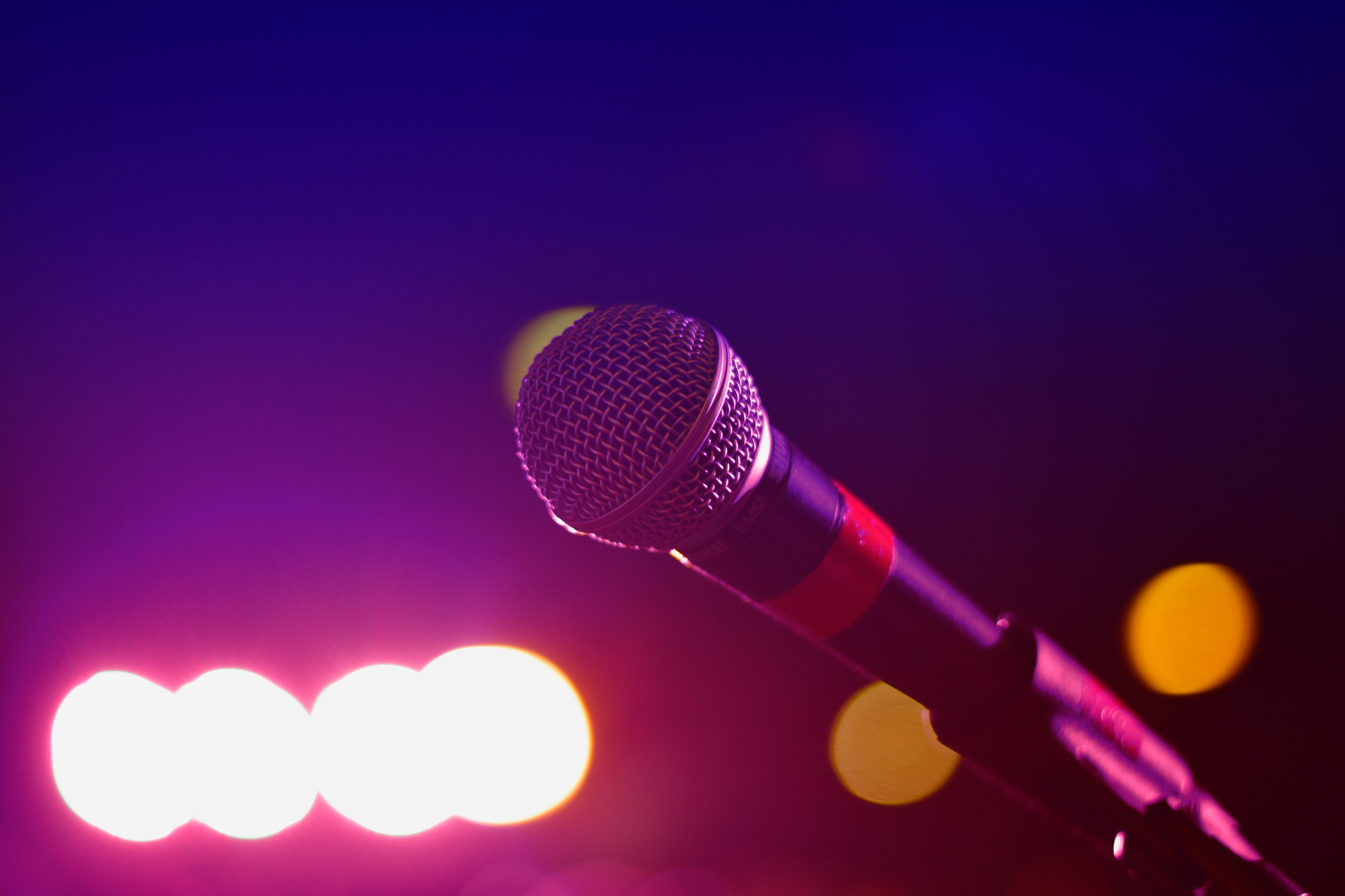 Científicos hacen experimento con un karaoke para entender por qué nos sonrojamos