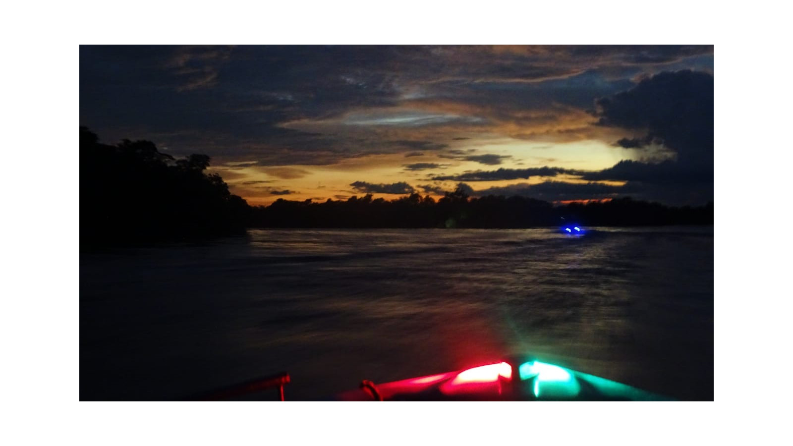 El primer día de la travesía por el río meta fue arduo por las encalladas, pero las energías fueron recargadas con la gran belleza del atardecer.