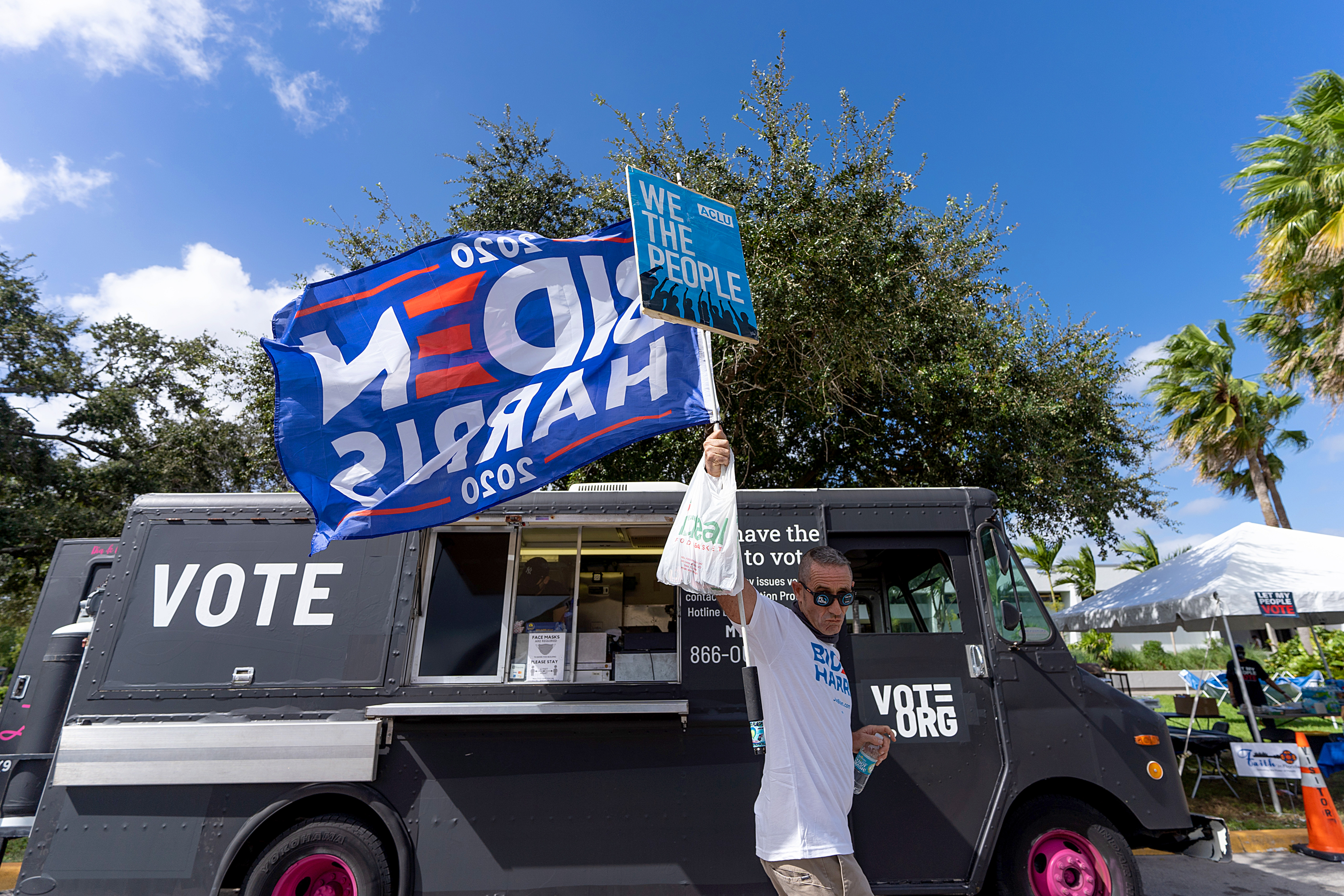 Los camiones de comida de Vote.org entregan tacos y agua a los votantes de Miami en fila el día de las elecciones. Florida es sin duda uno de los estados claves para ganar la Presidencia de EE. UU., no solo por los 3 millones de latinos elegibles para votar ahí, sino porque el estado es bien conocido como estado bisagra, donde no hay una ventaja clara para ningún candidato.