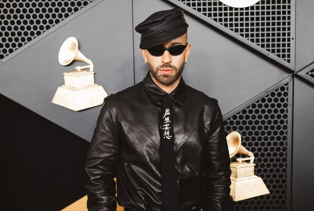 La corbata de Feid en los Grammy y su misterioso mensaje en japonés: ¿Indirecta a Karol G?