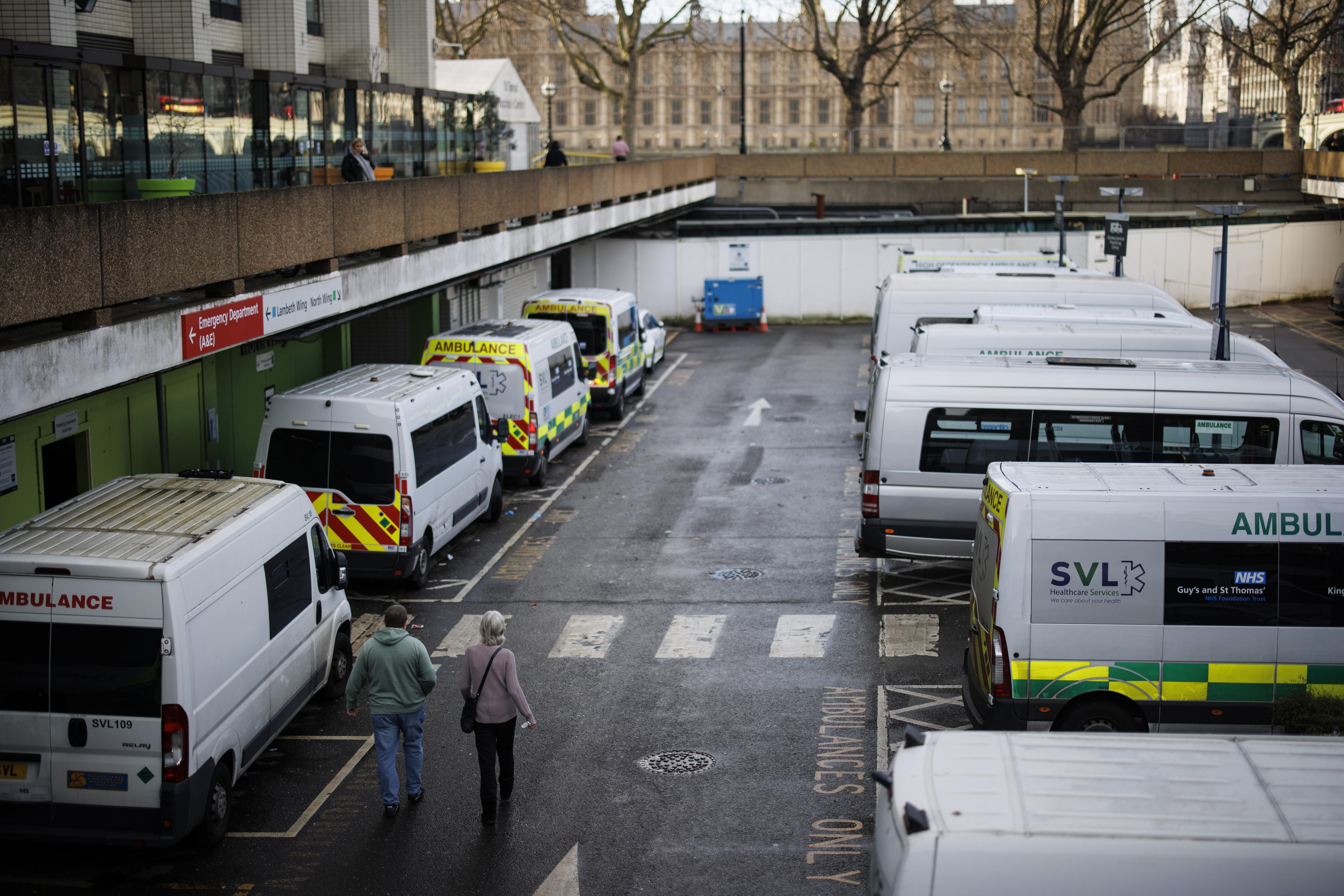 London (United Kingdom), 03/01/2024.- Ambulances wait at the Emergency Department (A&E) of St Thomas' Hospital in London, Britain, 03 January 2024. England's National Health Service (NHS) is going through the longest continuous stretch of industrial action in its history as junior doctors from the British Medical Association (BMA) started their six-day strike over pay and set to continue their walkout until 9 January 2024. (Reino Unido, Londres) EFE/EPA/TOLGA AKMEN