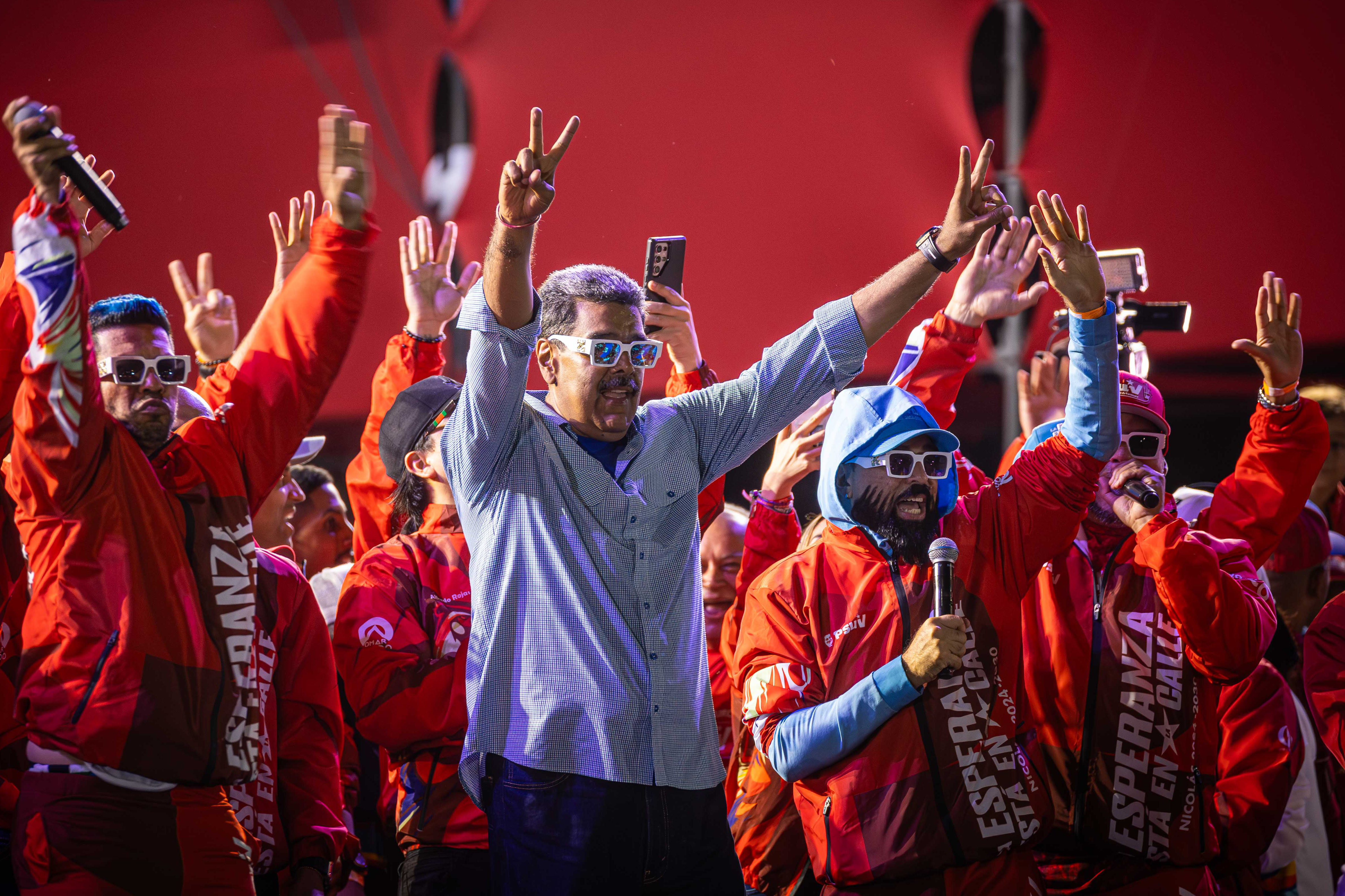 -FOTODELDÍA- AME4770. CARACAS (VENEZUELA), 25/07/2024.- El presidente de Venezuela y aspirante a la reelección, Nicolás Maduro, saluda a los asistentes al cierre de su campaña este jueves, en Caracas (Venezuela). El presidente de Venezuela, Nicolás Maduro, aseguró que cuenta con una "nueva mayoría" que lo respaldará en los comicios de este domingo, en los que buscará una segunda reelección, para lo que deberá enfrentarse contra nueve contendientes. EFE/ Henry Chirinos.