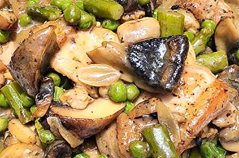 Receta para preparar fricassé de pollo con alverjitas, hongos y espárragos