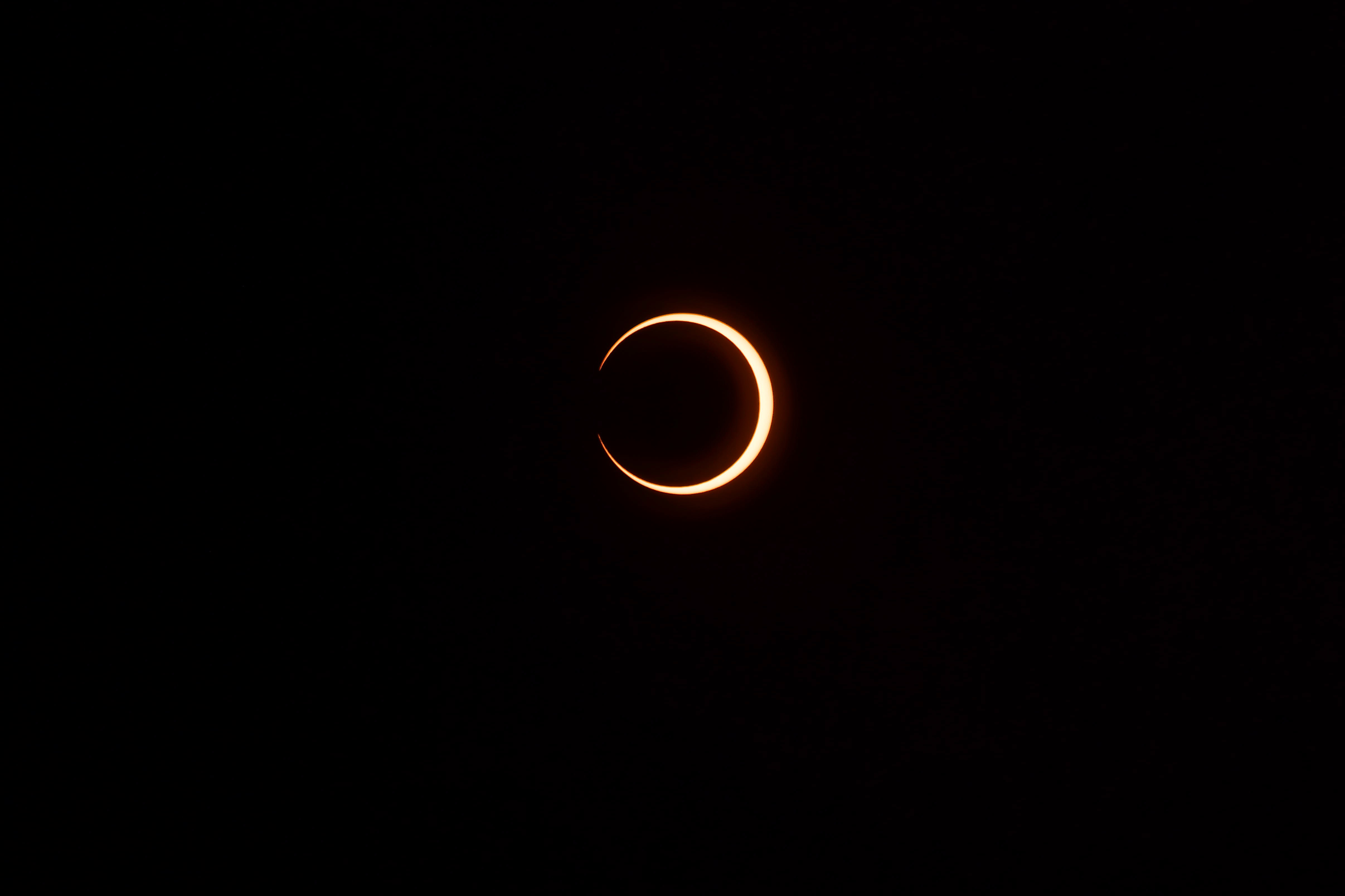 CH0. RAPA NUI (CHILE), 02/10/2024.- Fotografía del eclipse solar anular este miércoles, en Rapa Nui (Chile). El eclipse alcanzó el anillo de fuego con una cobertura de 93%. EFE/ STR