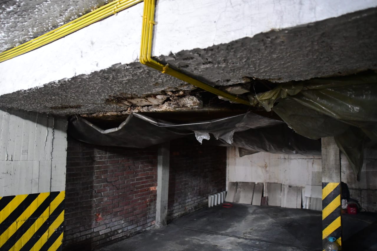 Si bien la azotea afectada no compromete a la estructura del Edificio Fuencarraz, sí presenta peligro de desprendimiento de material, lo cual podría afectar a las personas o vehículos que se encuentren cerca.