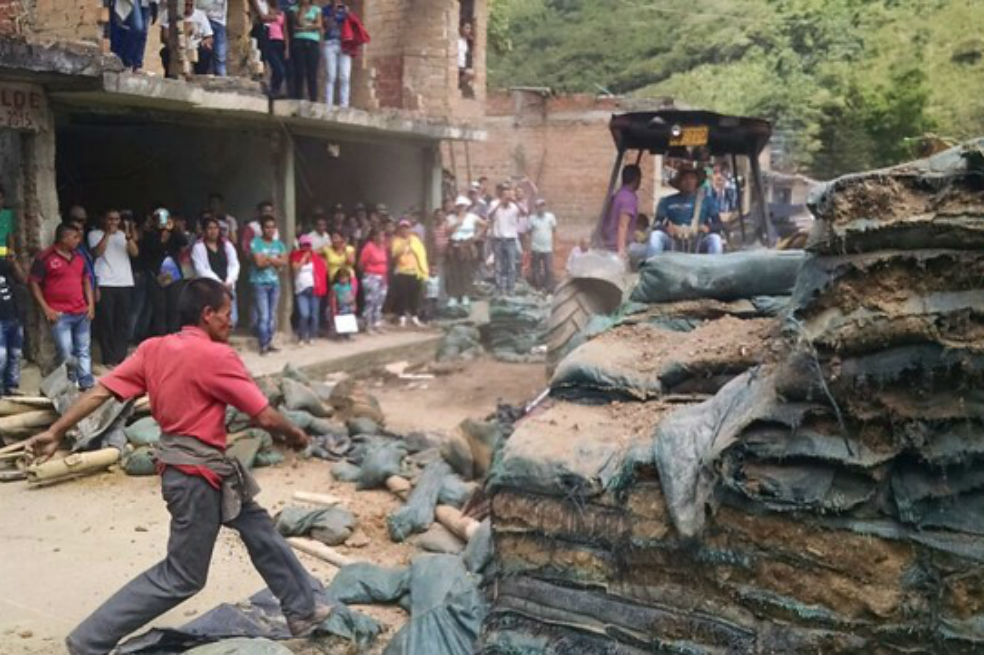 Así fueron desalojados los policías del municipio de Argelia, Cauca