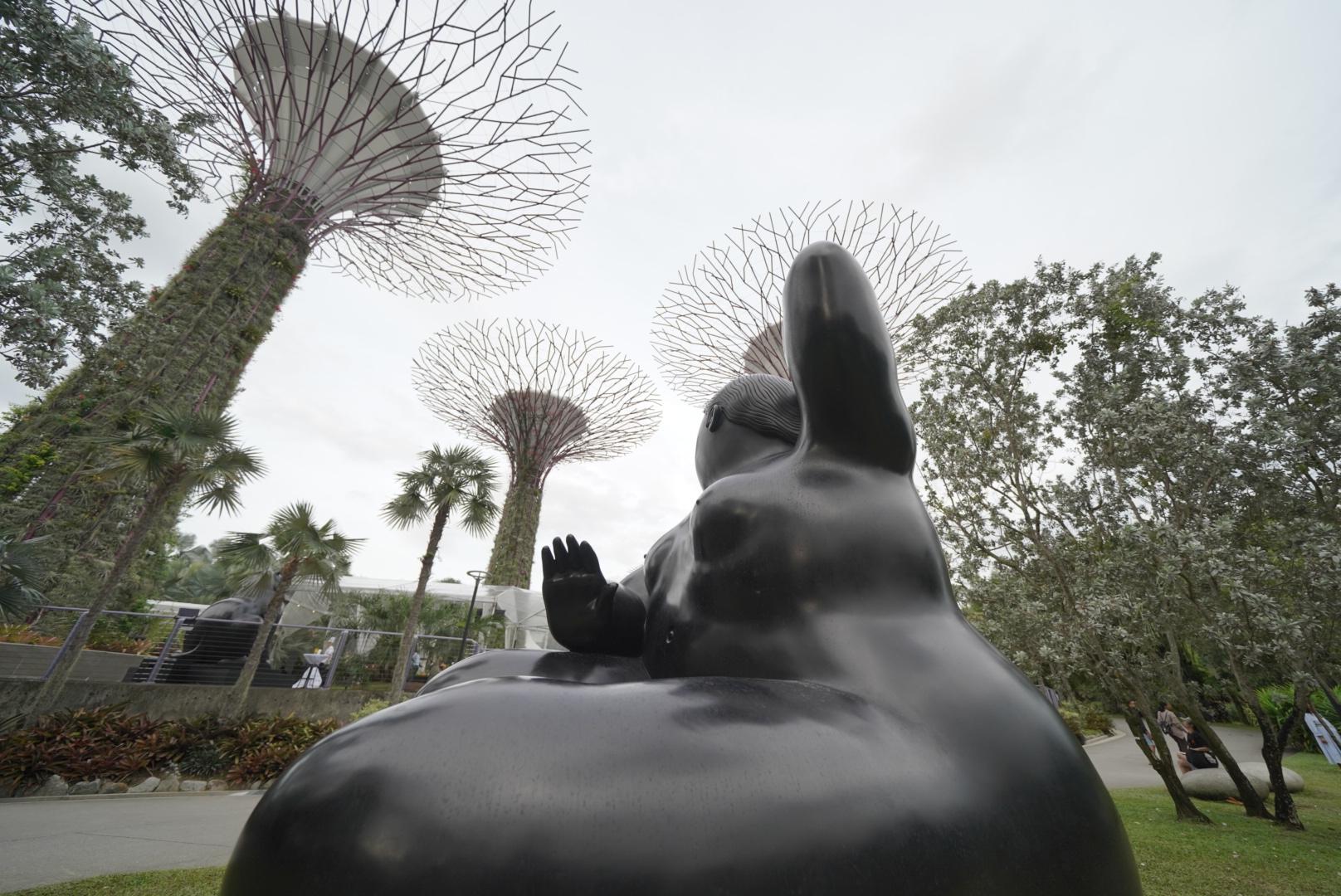 "Mujer sentada", de Fernando Botero, en Gardens by the Bay, Singapur.