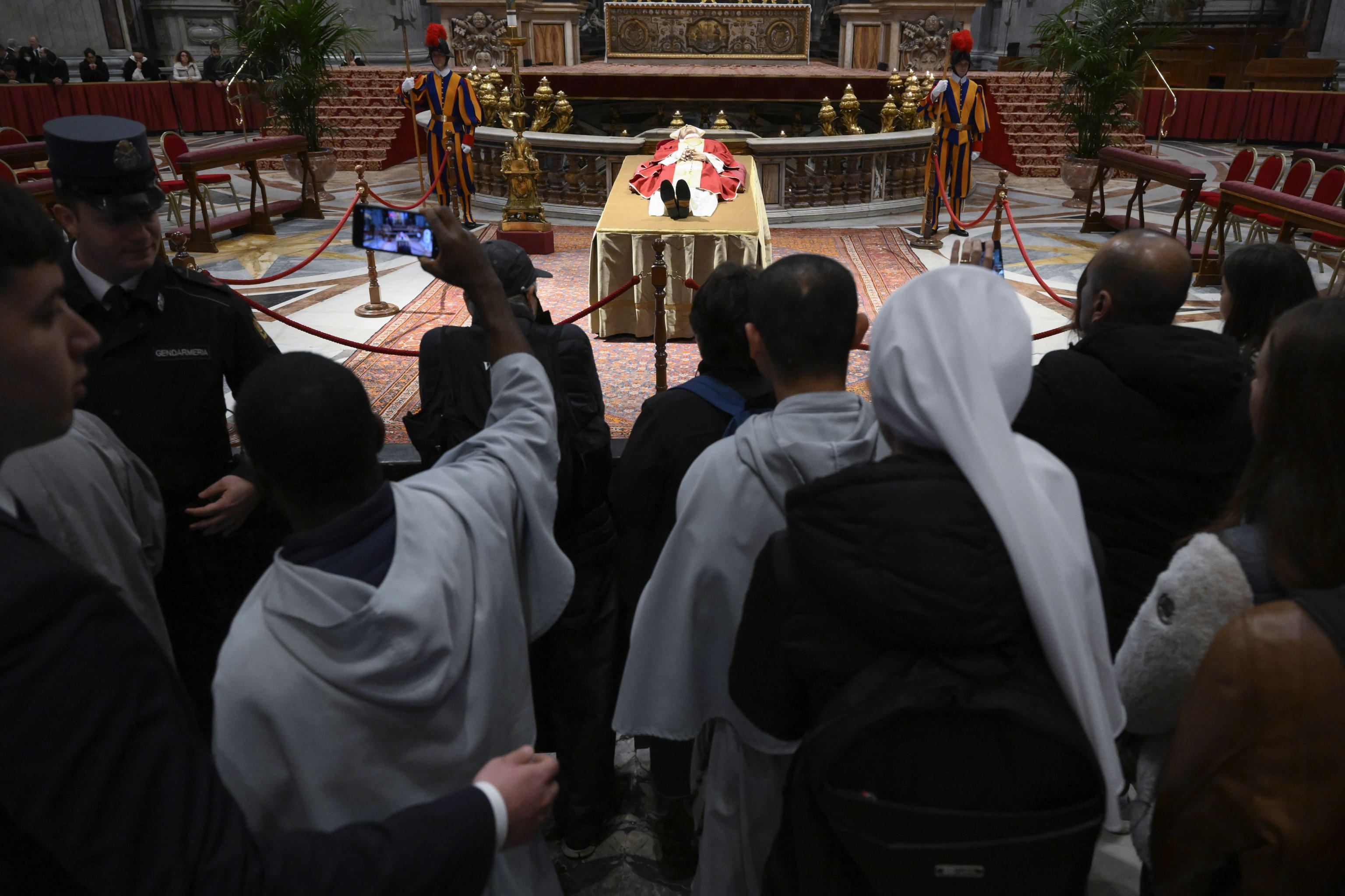 Vatican City (Vatican City State (holy See)), 02/01/2023.- A handout photo made available by Vatican Media shows faithful paying their respects to Pope Emeritus Benedict XVI (Joseph Ratzinger) whose body lies in state in the Saint Peter's Basilica for public viewing, Vatican City, 02 January 2023. Former Pope Benedict XVI died on 31 December at his Vatican residence, aged 95. For three days, starting from 02 January, the body will lay in state in St Peter's Basilica until the funeral on 05 January. (Papa) EFE/EPA/VATICAN MEDIA HANDOUT EDITORIAL USE ONLY/NO SALES