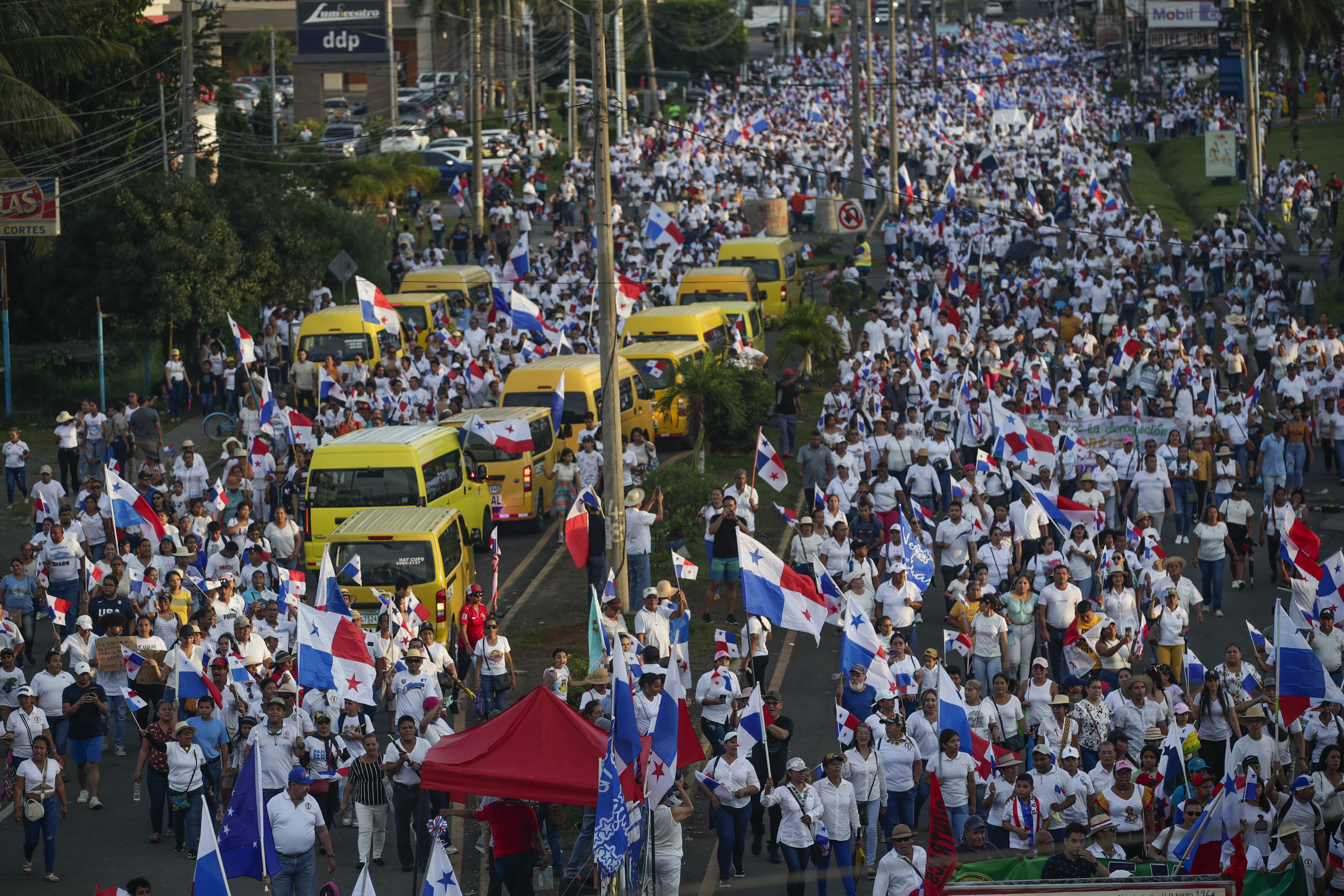 AME5669. SANTIAGO DE VERAGUAS (PANAMÁ), 09/11/2023.- Miles de personas participan hoy en la marcha por la paz, en Santiago de Veraguas (Panamá). La cuestionada renovación del contrato minero con una filial de la empresa canadiense First Quantum Minerals (FQM), tiene sumido a Panamá en una oleada de protestas que se han cobrado la vida de al menos cuatro personas, además de dejar pérdidas millonarias por el corte de carreteras en el país. EFE/Bienvenido Velasco
