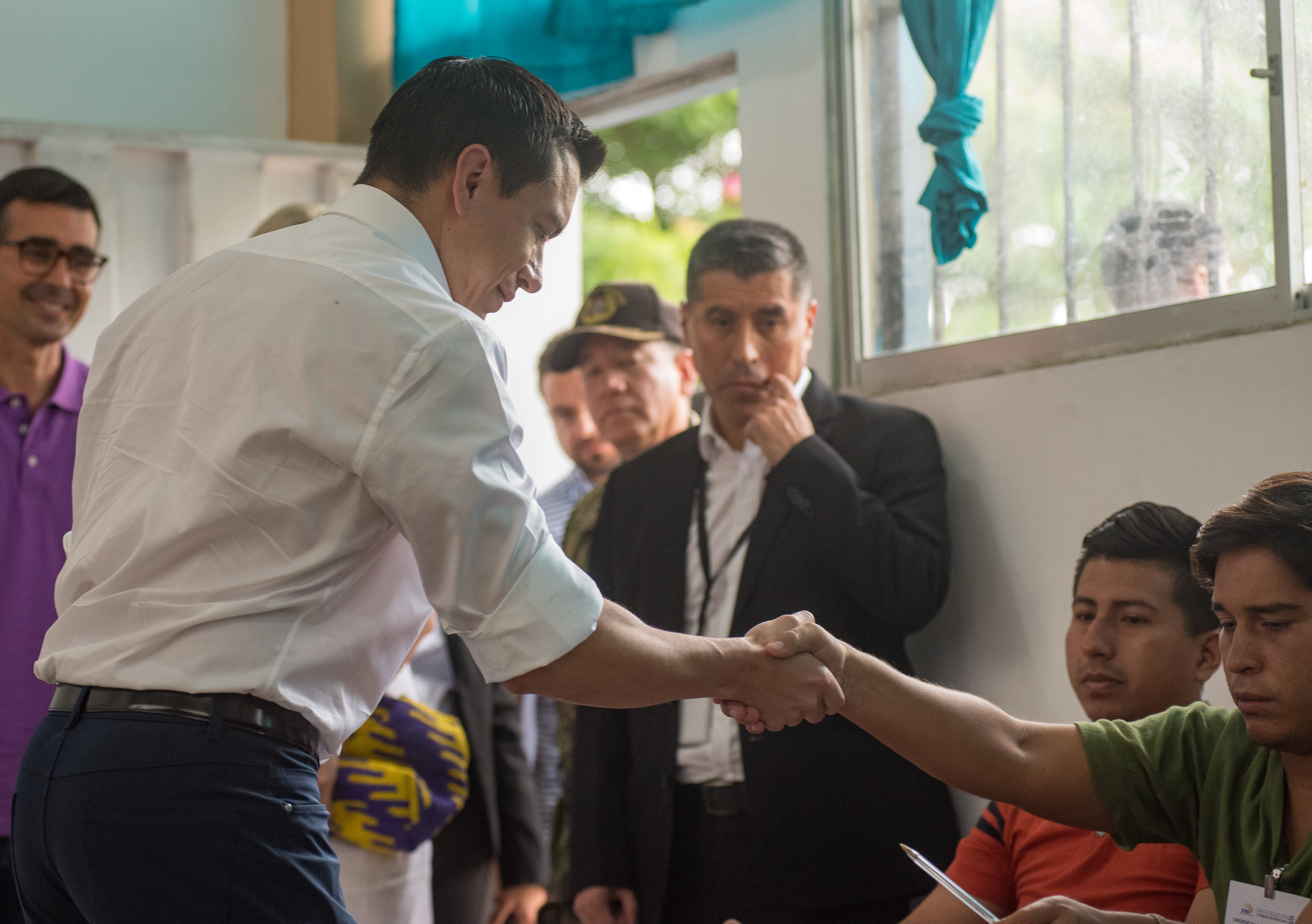 QUI01. OLON (ECUADOR), 21/04/2024.- El presidente de Ecuador, Daniel Noboa, vota el referéndum de once preguntas este domingo en Olón (Ecuador). El referéndum, convocado por el presidente Daniel Noboa, consiste en once preguntas a responder por la ciudadanía sobre la lucha contra el crimen organizado, la atracción de inversiones mediante el reconocimiento de arbitrajes internacionales y el incentivo a la creación de empleo con contratos temporales y por horas. EFE/ Mauricio Torres