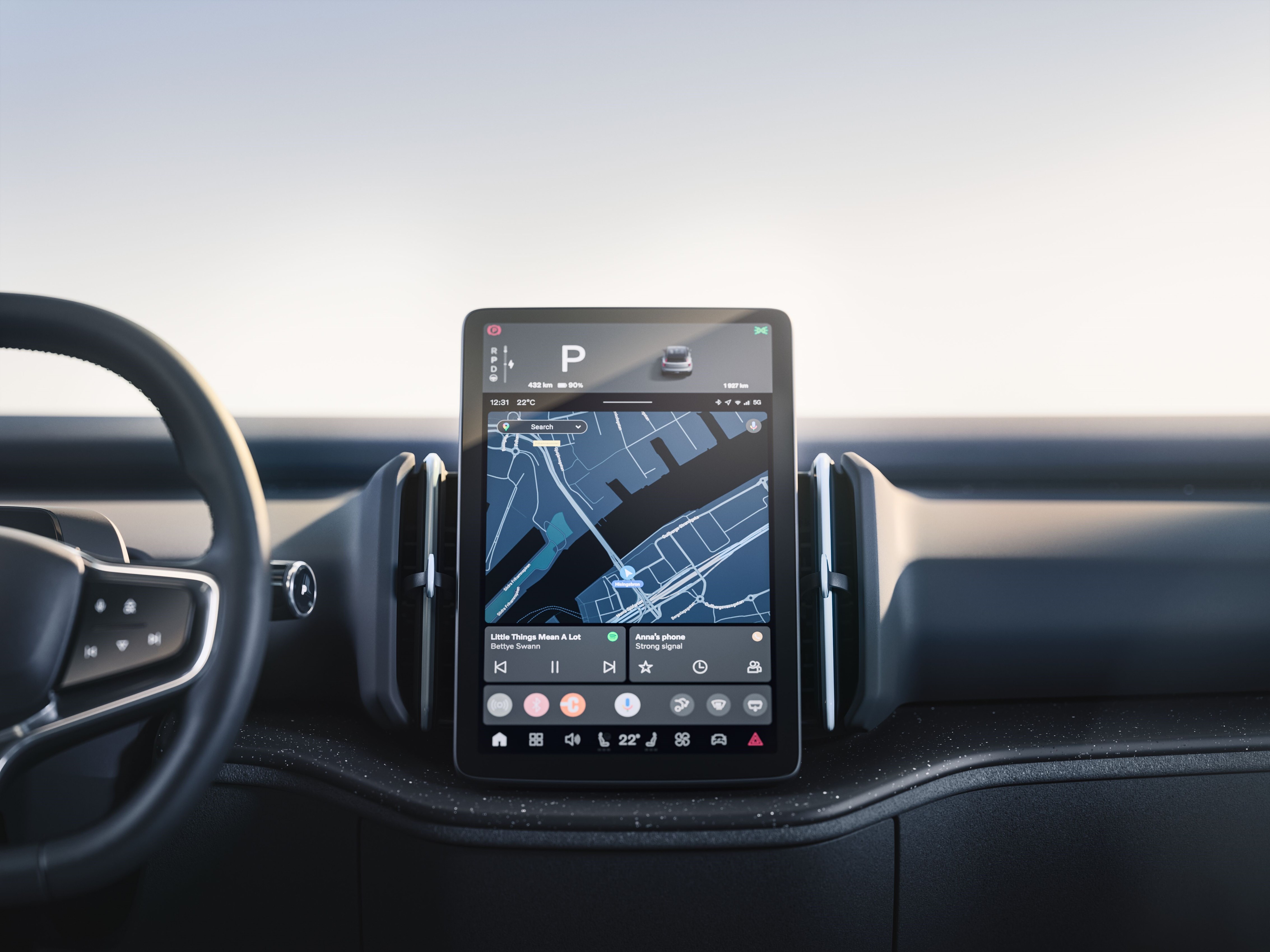 En su interior se encuentra un sistema multimedia con pantalla de 12,3”. Según la versión puede equipar cámara de 360 grados, rines de 18, 19 o 20 pulgadas y accesorios en tono negro en su carrocería.