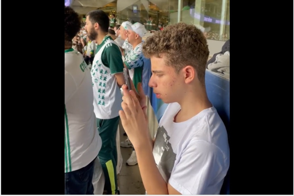 Amor al fútbol: joven con discapacidad ve un partido haciendo zoom con su celular