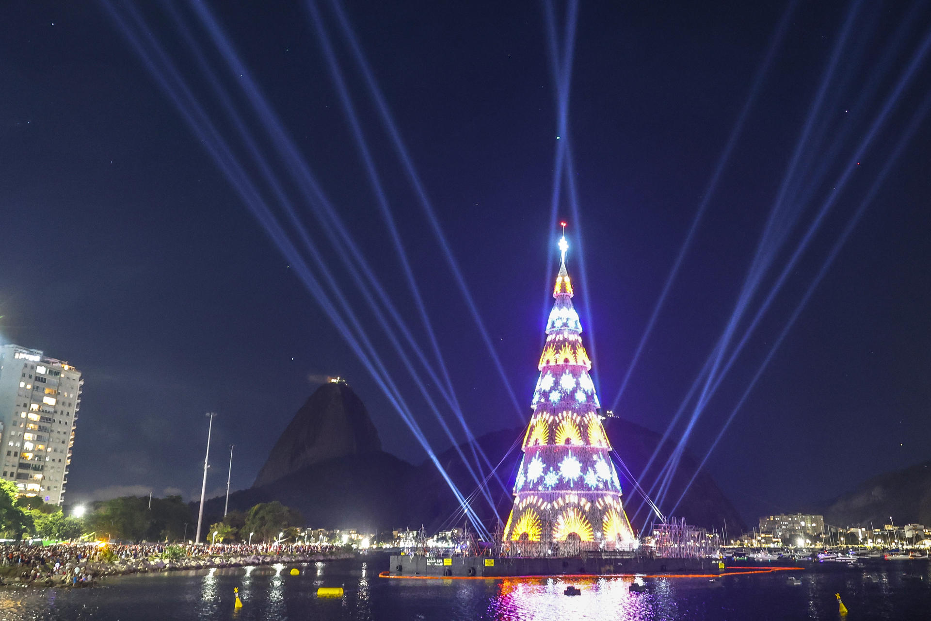 FOTODELDÍA AME4513. RÍO DE JANEIRO (BRASIL), 30/11/2025.- Fotografía que muestra un árbol de navidad flotante en la Bahía de Guanabara, con 80 metros de altura y más de 2,3 millones de luces LED, este domingo en Río de Janeiro (Brasil). EFE/ Antonio Lacerda