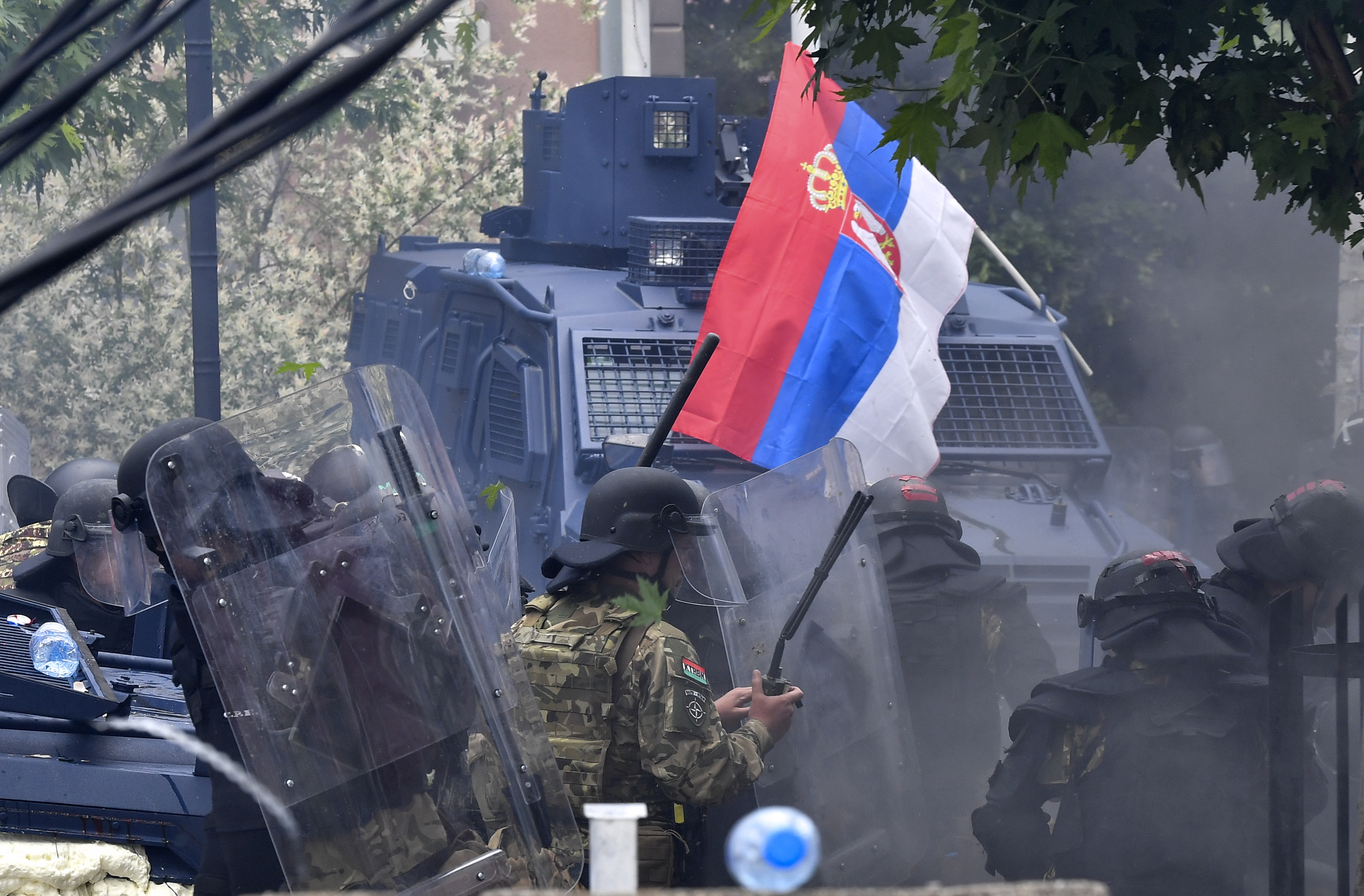 Choques de manifestantes y fuerzas de la Otan dejan más de 70 heridos en Kosovo