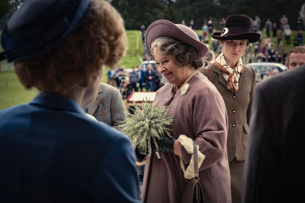 El relato de "The Crown" no es simplemente sobre la monarquía, sino sobre un imperio en decadencia, un mundo en desorden y el amanecer de una nueva era.