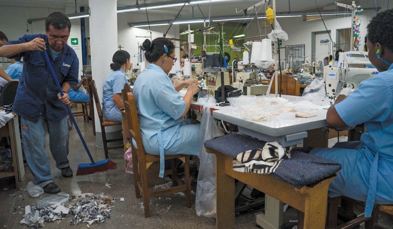 La producción industrial se mantiene en terreno negativo, en junio cayó un 2,1 %