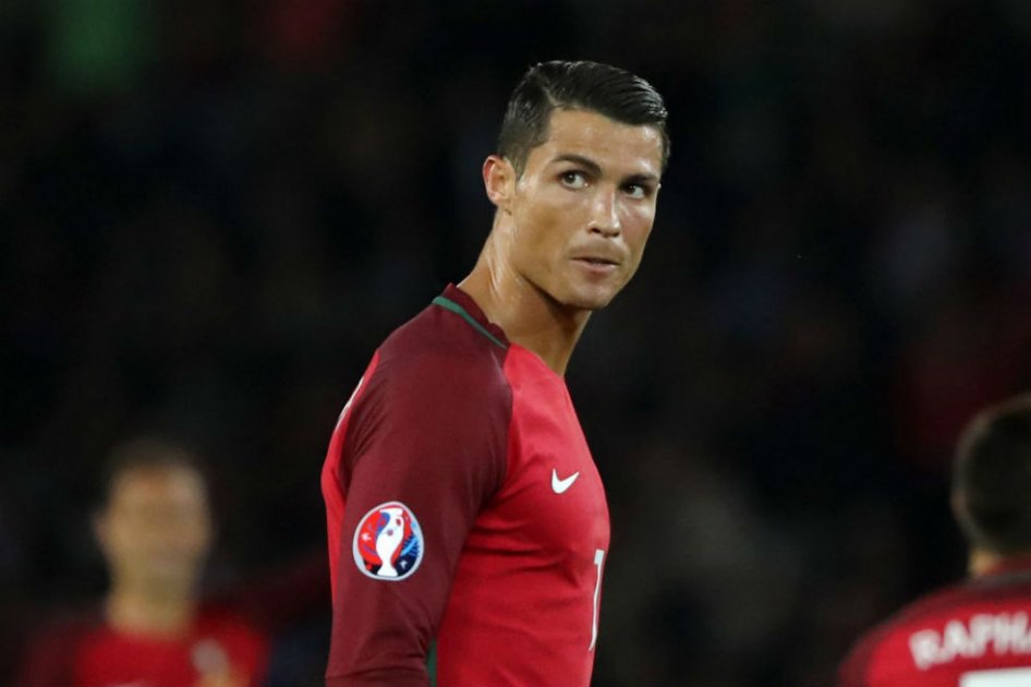 Cristiano Ronaldo protagoniza nueva polémica: se enfadó con periodista y lanzó su micrófono