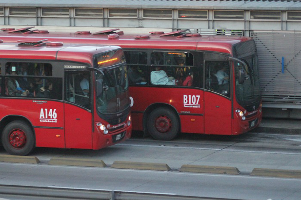 Cinco heridos tras choque de transmilenios en la calle 72 con Caracas