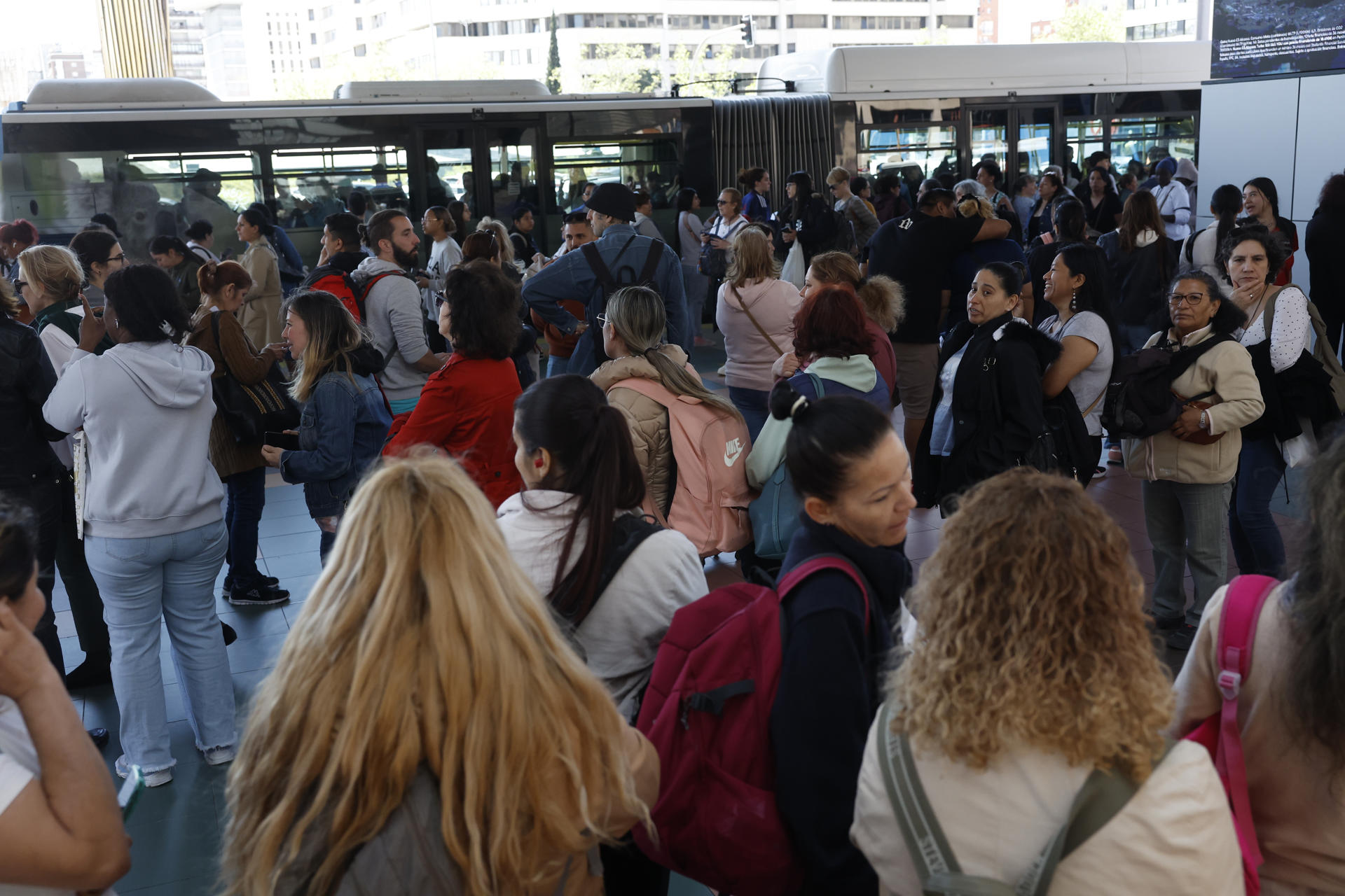 MADRID, 28/04/2025.- Usuarios se agolpan en el intercambiador de transporte público de Chamartín, en Madrid, tras registrarse un apagón a nivel peninsular este lunes. EFE/Juan Carlos Hidalgo