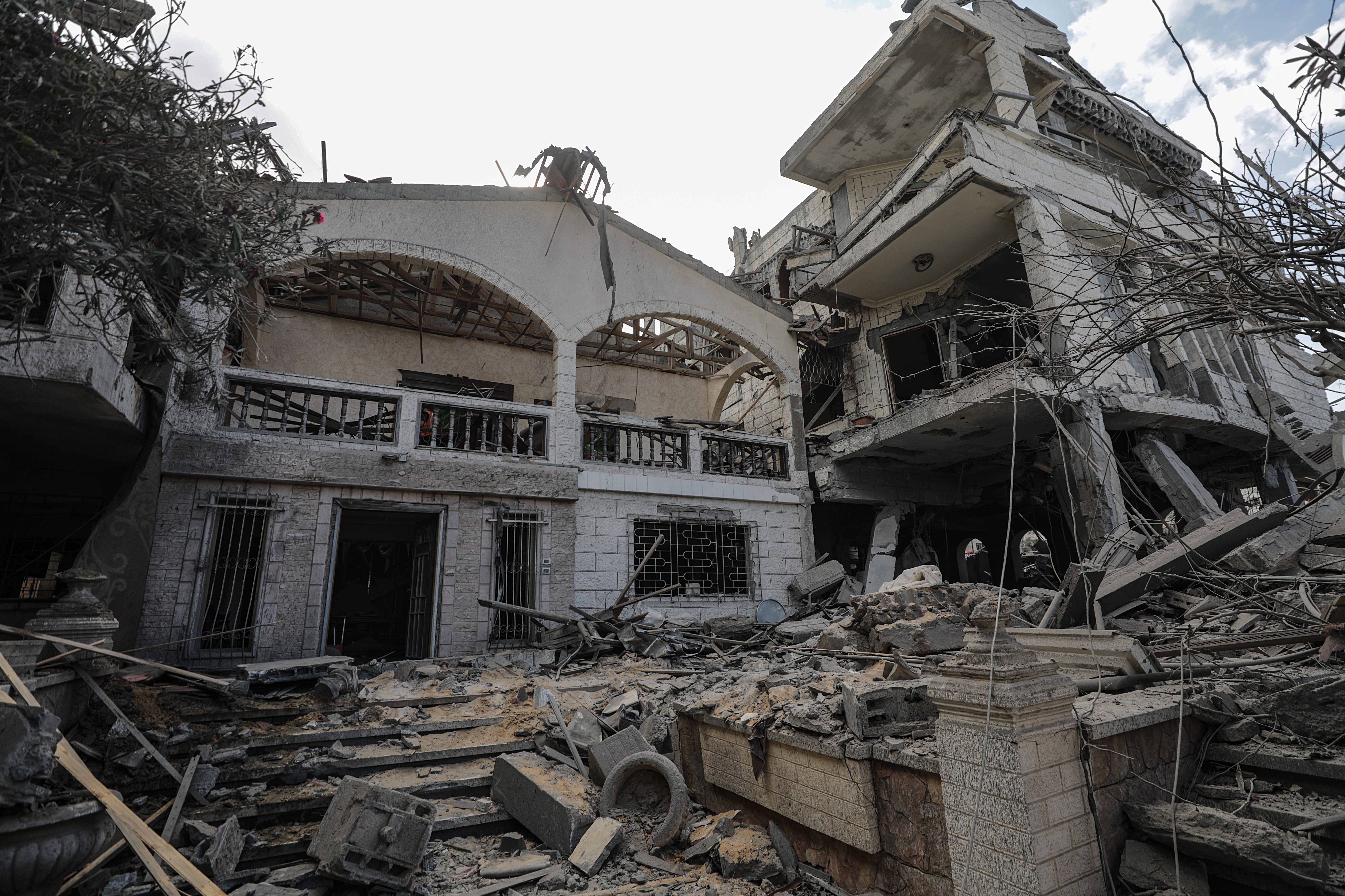 Gaza (---), 19/10/2023.- The destroyed house of the Saqallah family following an Israeli air strike in the south west of Gaza City, 19 October 2023. More than 30 family members were killed in an Israeli air strike. According to Palestinian health authorities and Israel Defence Forces (IDF), more than 3,500 Palestinians and 1,400 Israelis have been killed since 07 October, when Hamas militants launched an attack against Israel from the Gaza Strip, leading to Israel'Äôs response. Israel has warned all citizens of the northern Gaza Strip to move to the south ahead of an expected invasion. (Laos) EFE/EPA/MOHAMMED SABER