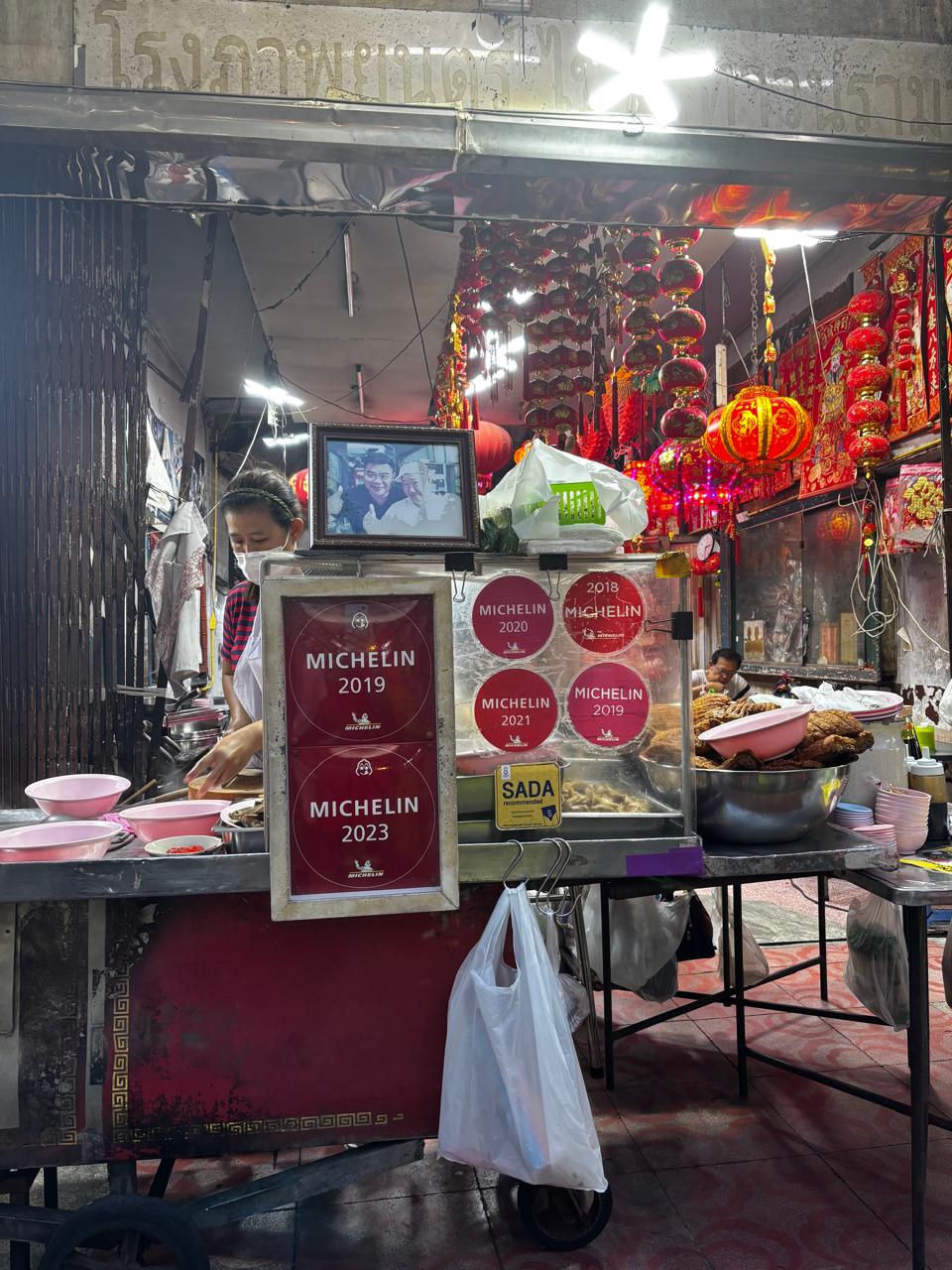 Puesto de comida callejera en Chinatown.