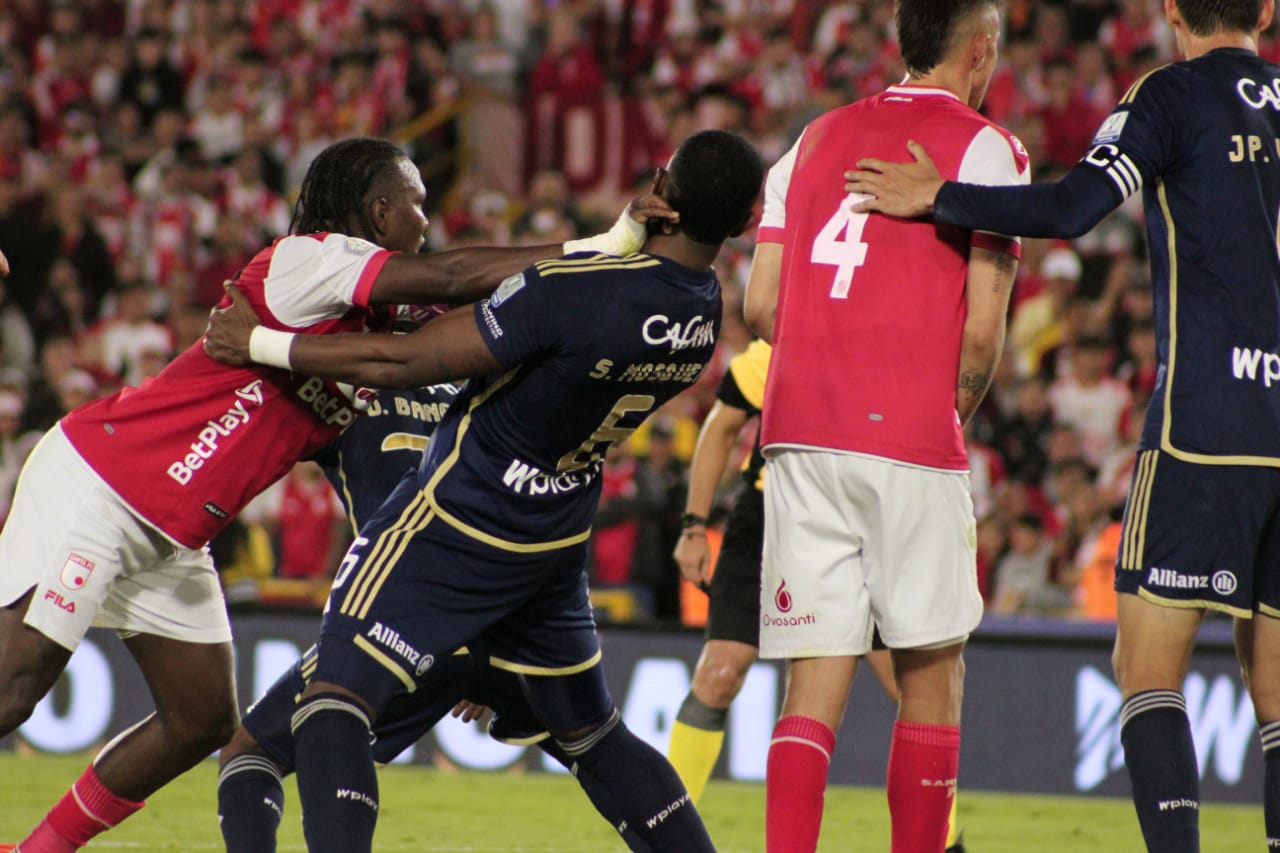Santa Fe aclaró polémica por las camisetas de Millonarios que tenían los árbitros