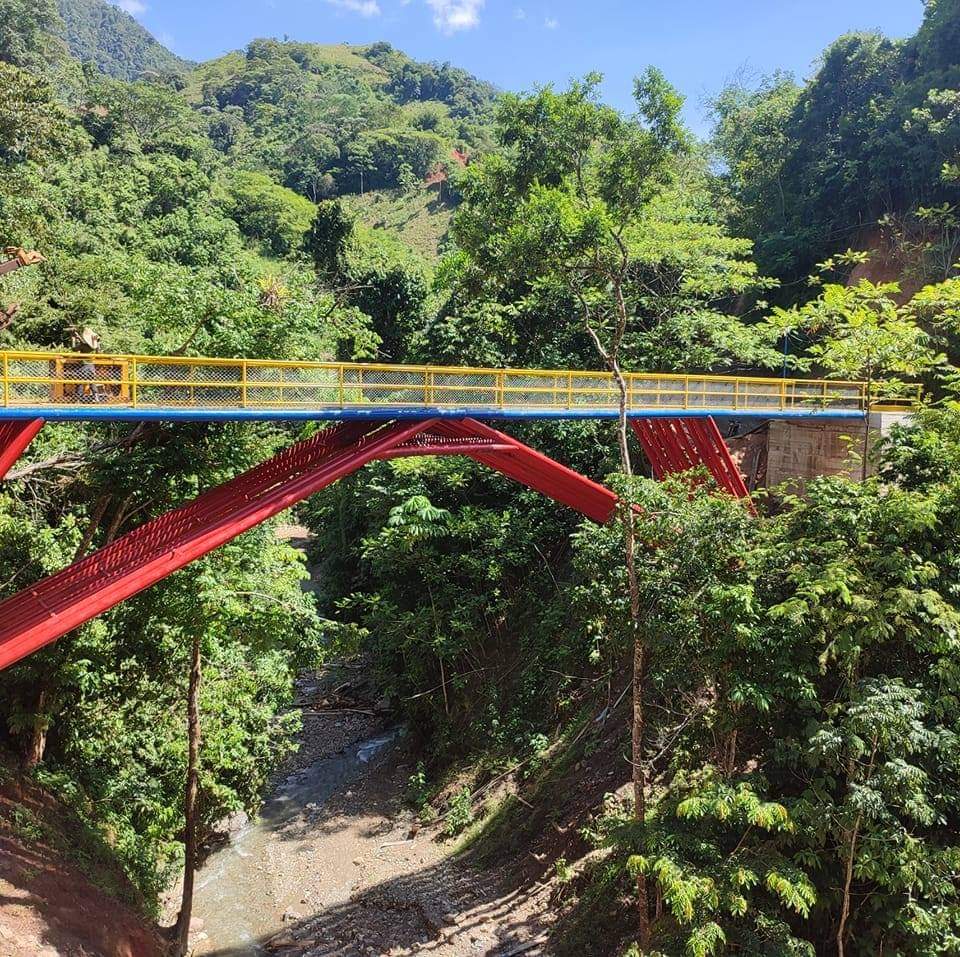 Uno de los puentes que ha hecho Yuleixer Torrado, un líder campesino de El Tarra que por años vivió de cultivar coca. Los construye con materiales de tubería que dejan abandonados las petroleras.