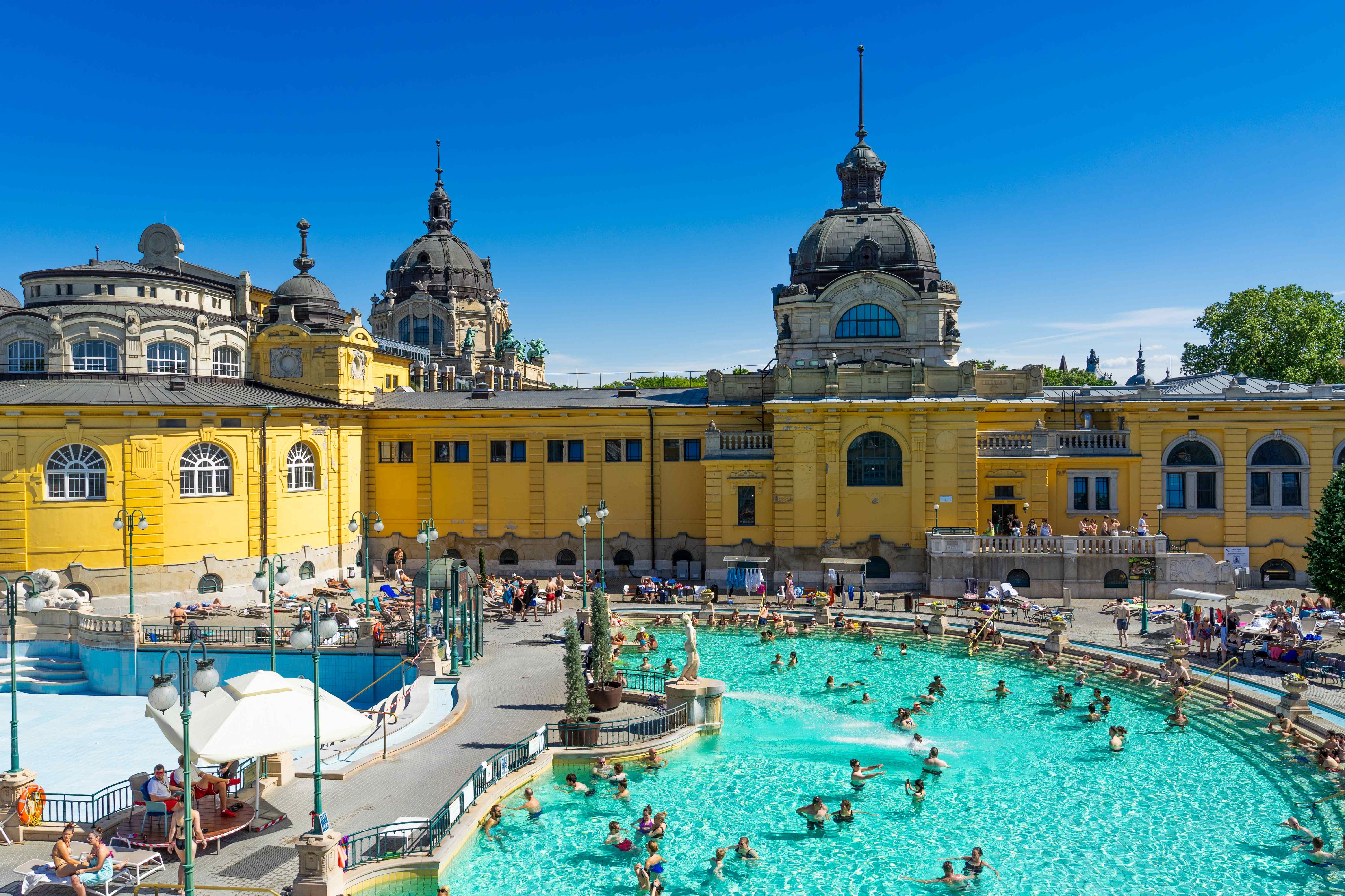 Los Baños Széchenyi, ubicados en Budapest, capital de Hungría, son los baños termales medicinales más grandes de Europa.
