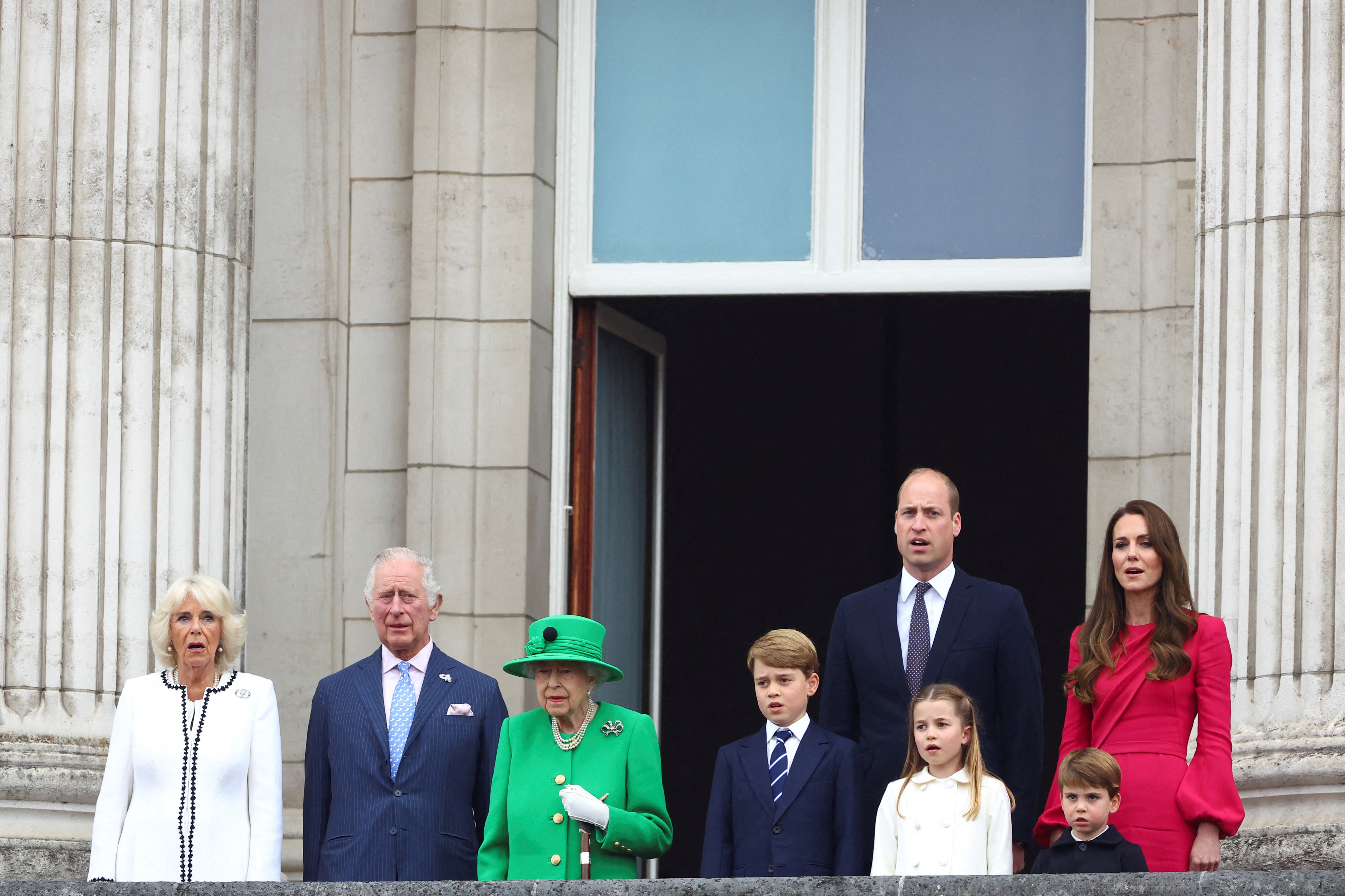 Isabel II sorprende apareciendo en el balcón de Buckingham al cierre del jubileo