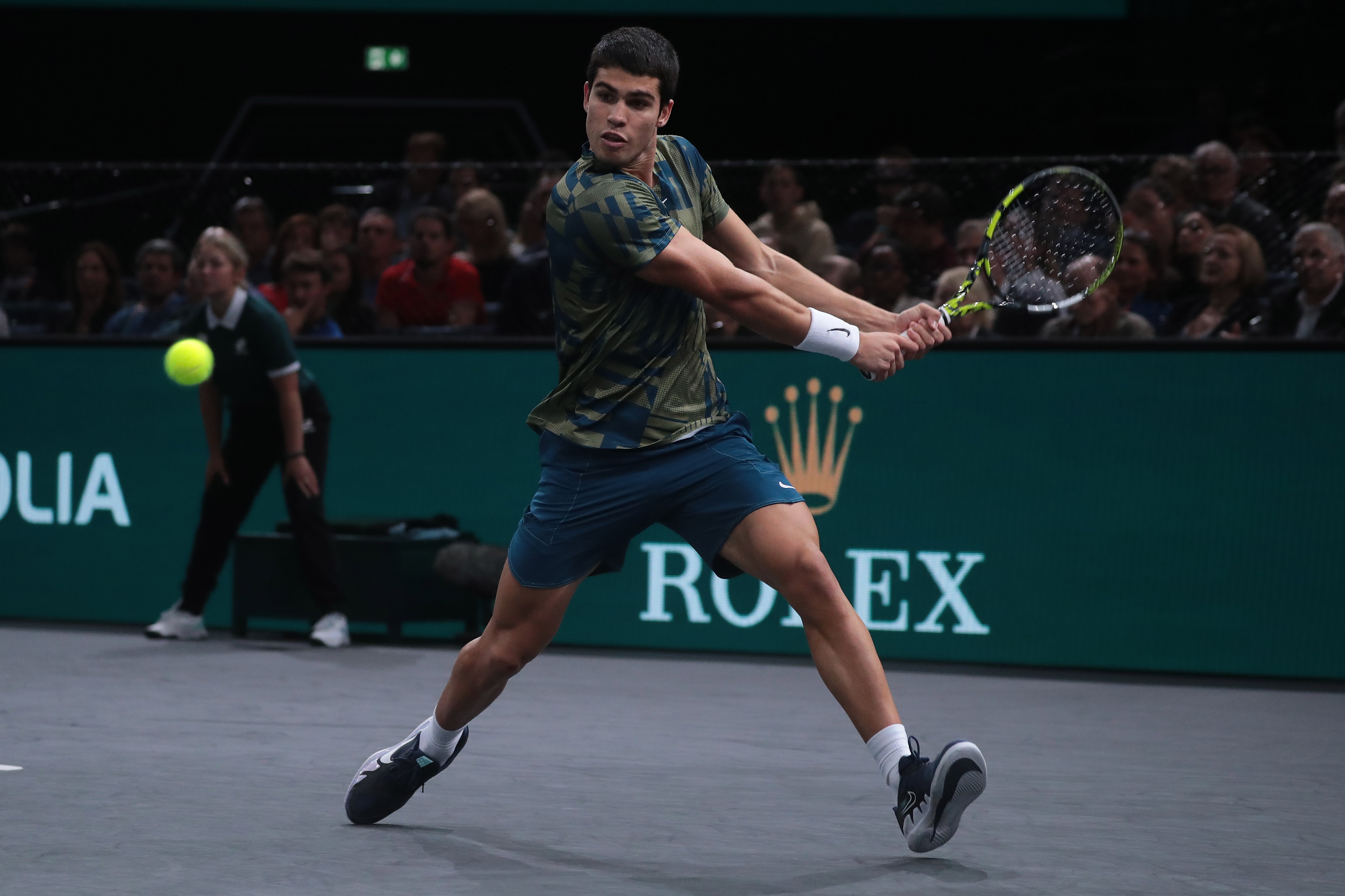 Paris (France), 03/11/2022.- Carlos Alcaraz of Spain in action during his match against Grigor Dimitrov of Bulgaria at the Rolex Paris Masters 2022 Tennis Tournament in Paris, France, 03 November 2022. (Tenis, Francia, España) EFE/EPA/CHRISTOPHE PETIT TESSON