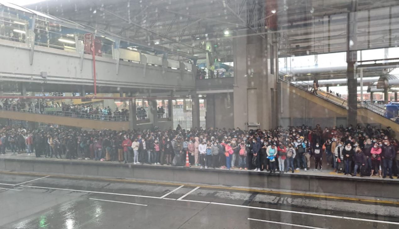 Denuncian grandes aglomeraciones en estaciones de Transmilenio en Bogotá