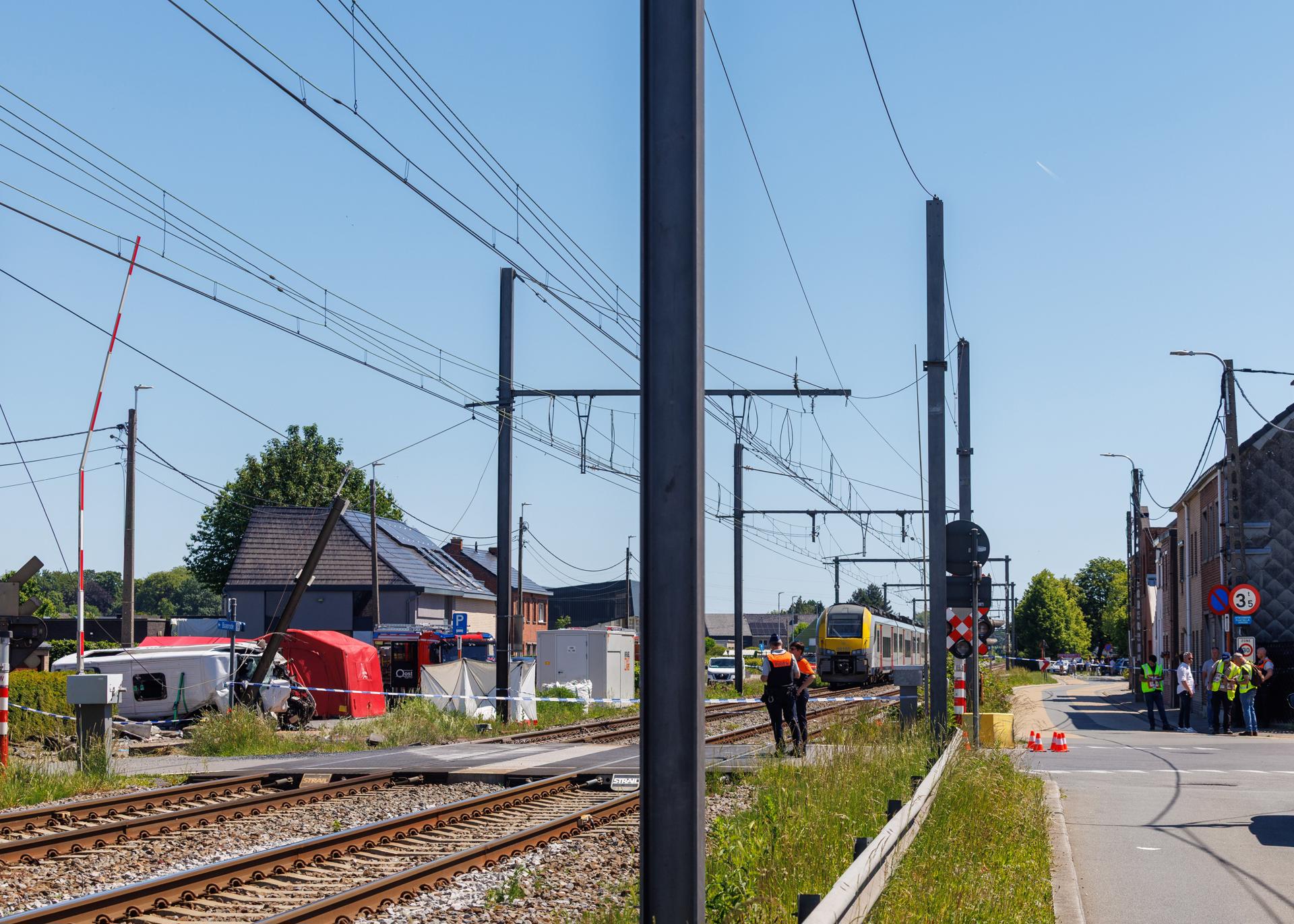 Un choque entre un bus escolar y un tren dejó al menos cuatro muertos en Bélgica