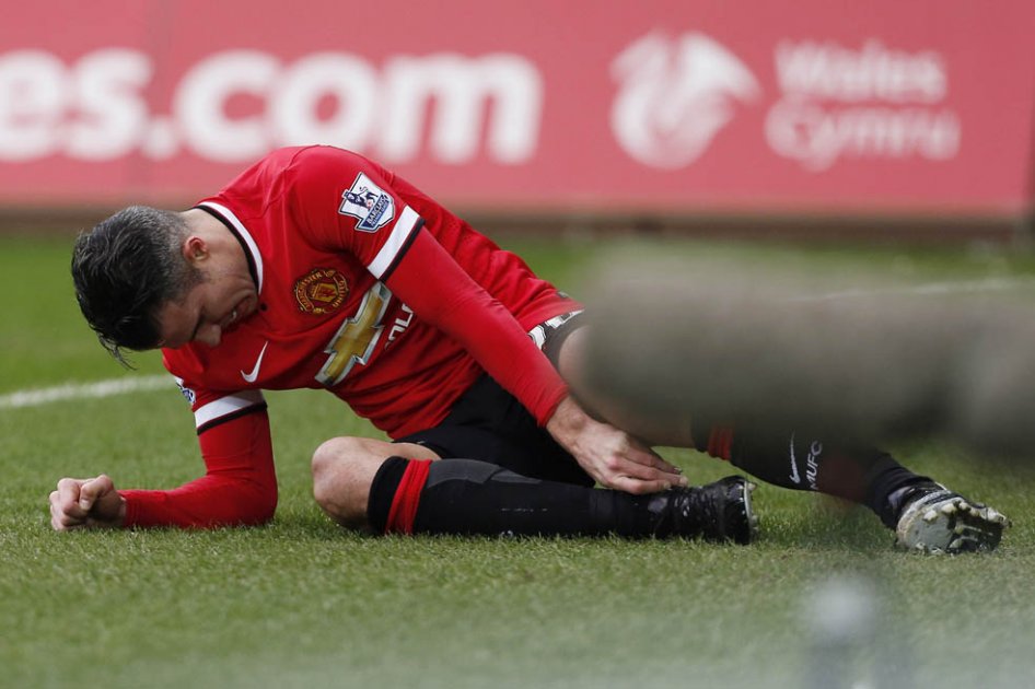 Van Persie abandonó en muletas el Liberty Stadium tras derrota de Manchester