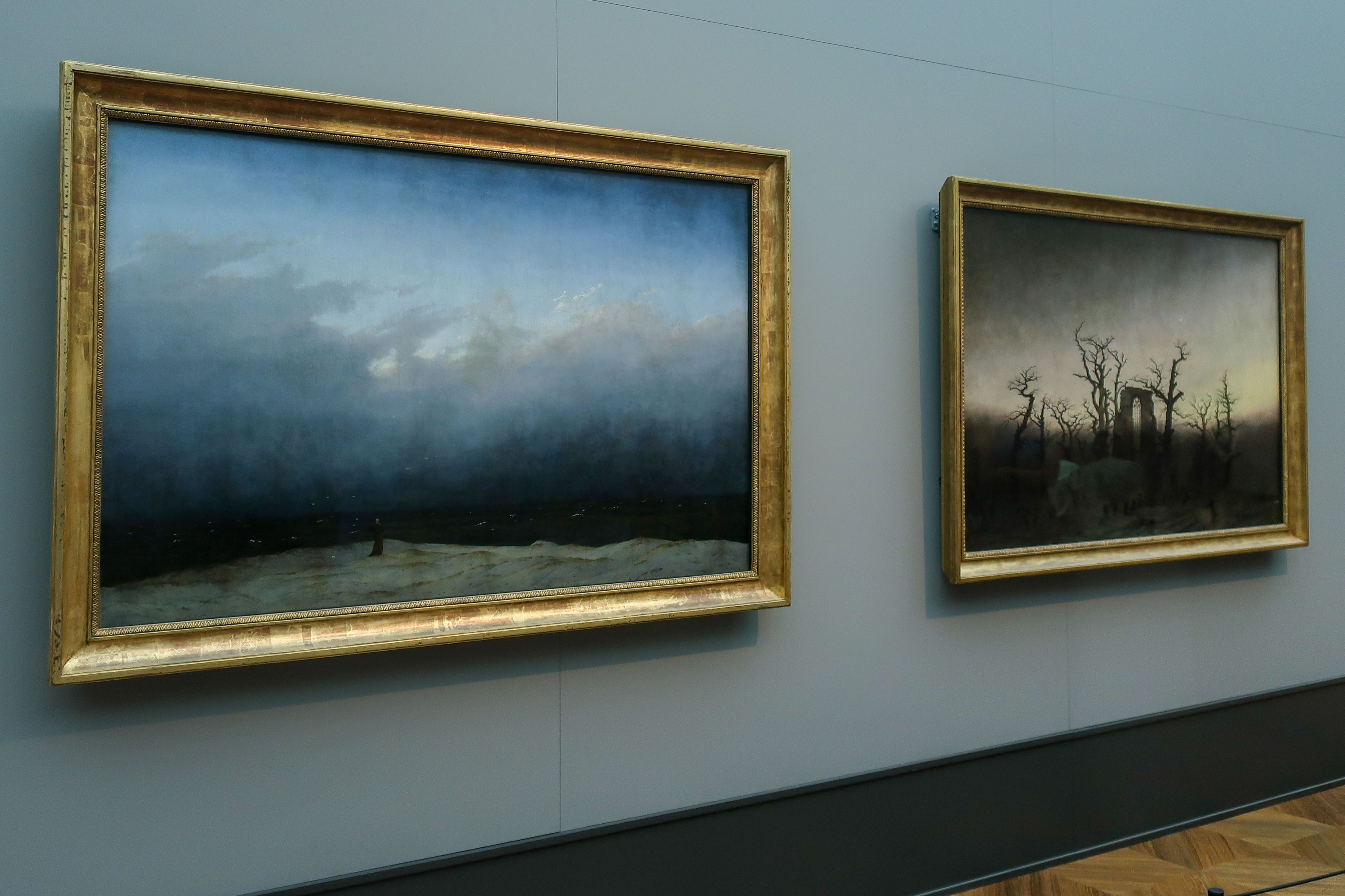 BERLÍN, 31/07/2024.- Vista de la exposición de Caspar David Friedrich "Paisajes Infinitos". El 250 aniversario del nacimiento del pintor Caspar David Friedrich ha desatado en Alemania una serie de exposiciones y publicaciones en las que se busca en su obra elementos esenciales del romanticismo como el asombro ante lo infinito o la soledad del ser humano ante los poderes de la naturaleza. EFE/ Valesca Ricardo