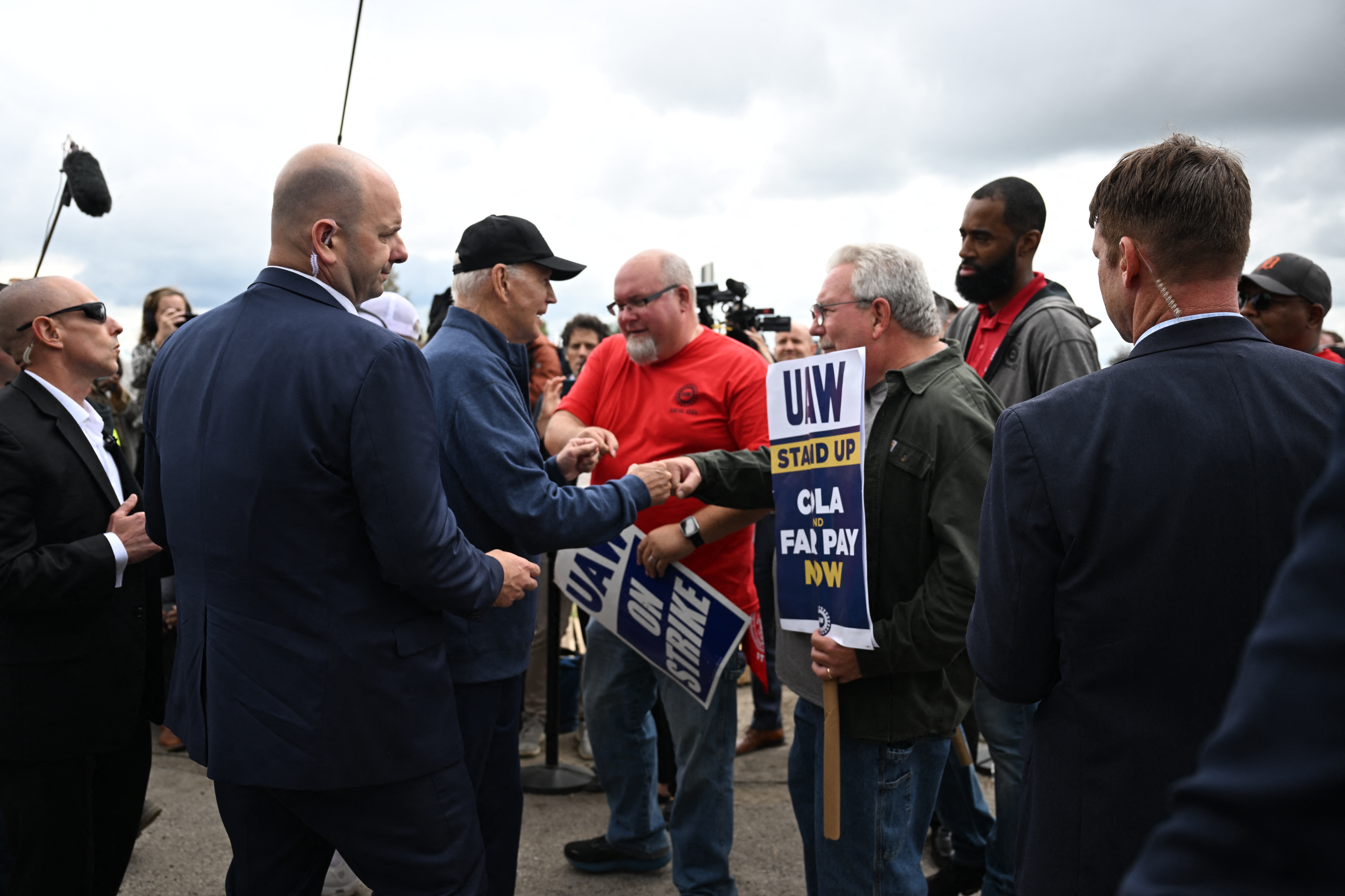 Unos 5.600 miembros del UAW abandonaron 38 centros de distribución y repuestos de General Motors y Stellantis en EE. UU. al mediodía del 22 de septiembre de 2023, lo que se sumó a la dramática huelga de trabajadores de la semana pasada. Según la Casa Blanca, Biden es el primer presidente en ejercicio que se une a un piquete.