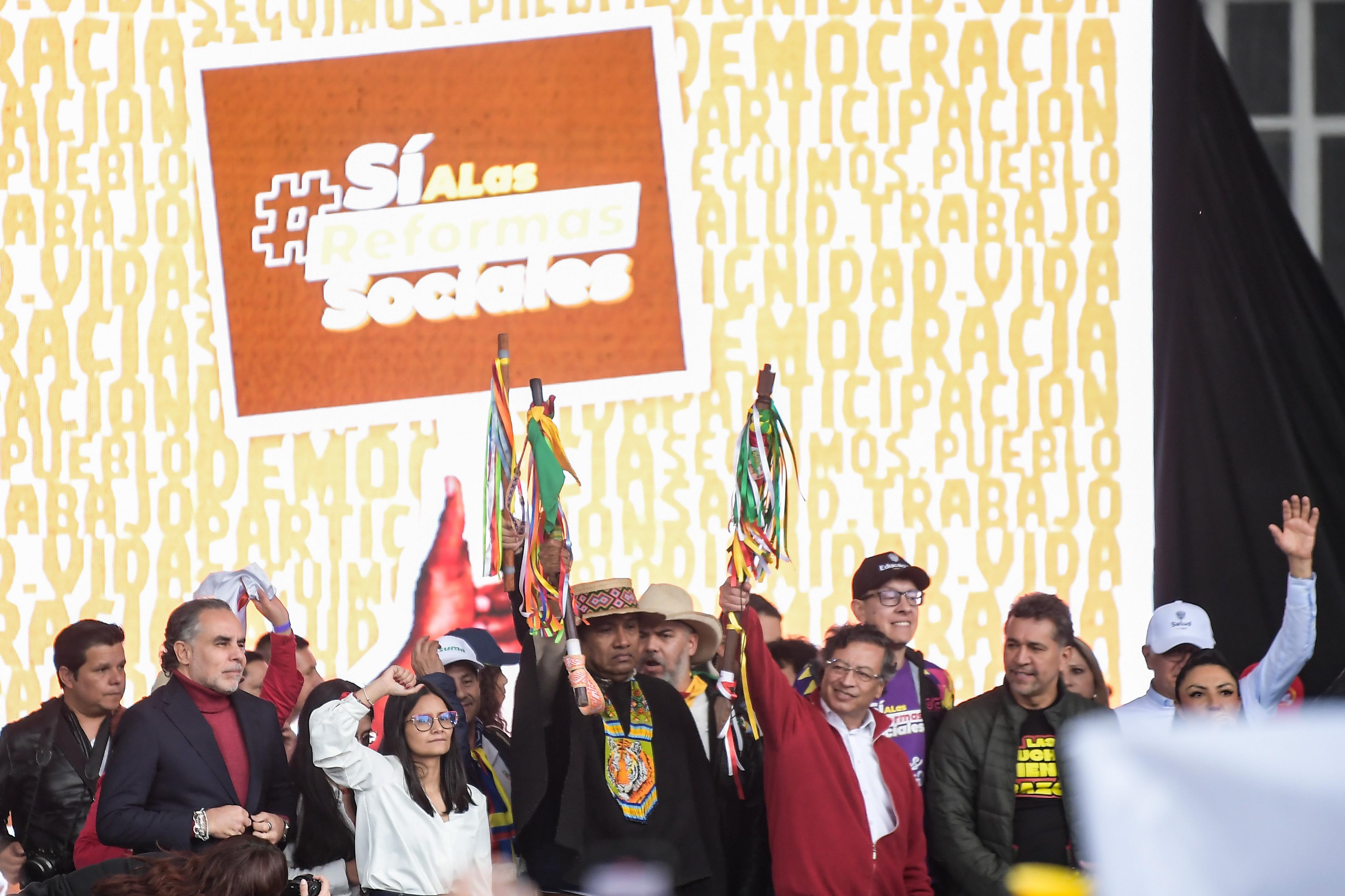 El presidente habló pasada la 1:00 p.m. "Cuando las instituciones no pueden comprender las necesidades del pueblo, su dignidad, entonces están en contra de Colombia y viven una fantasía. Hay que sacarlos de ahí, no nos sirven", señaló.