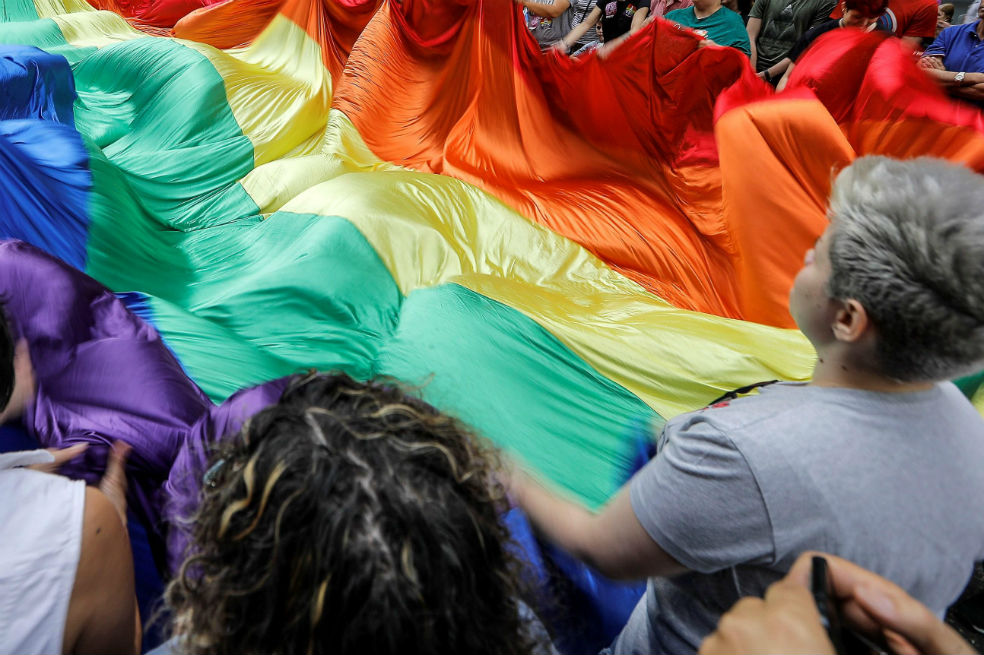 «Homosexuales deberían adoptar niños atípicos»: funcionaria en Francia
