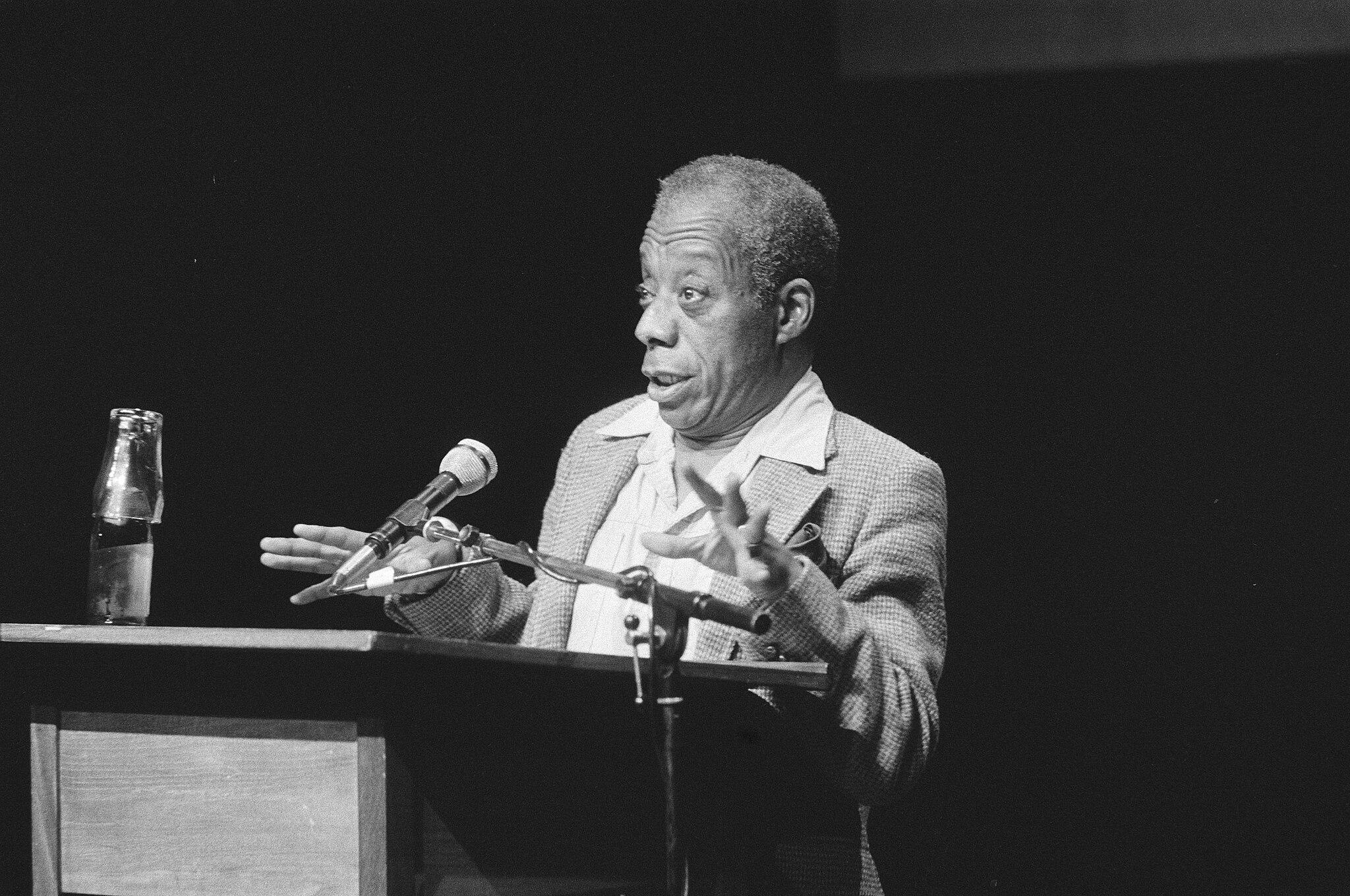James Baldwin fue un escritor universal, cuya pluma no se limitó a lo afroamericano sino también a los temas sociológicos que afectan las sociedades mundiales.